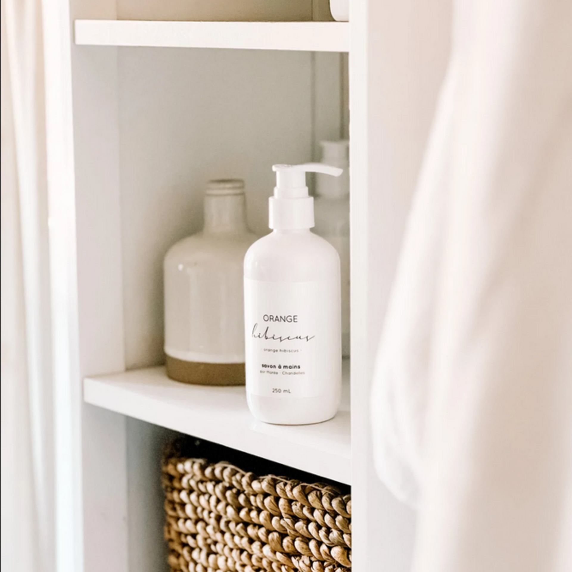 Savon solide et savon liquide sur un lavabo