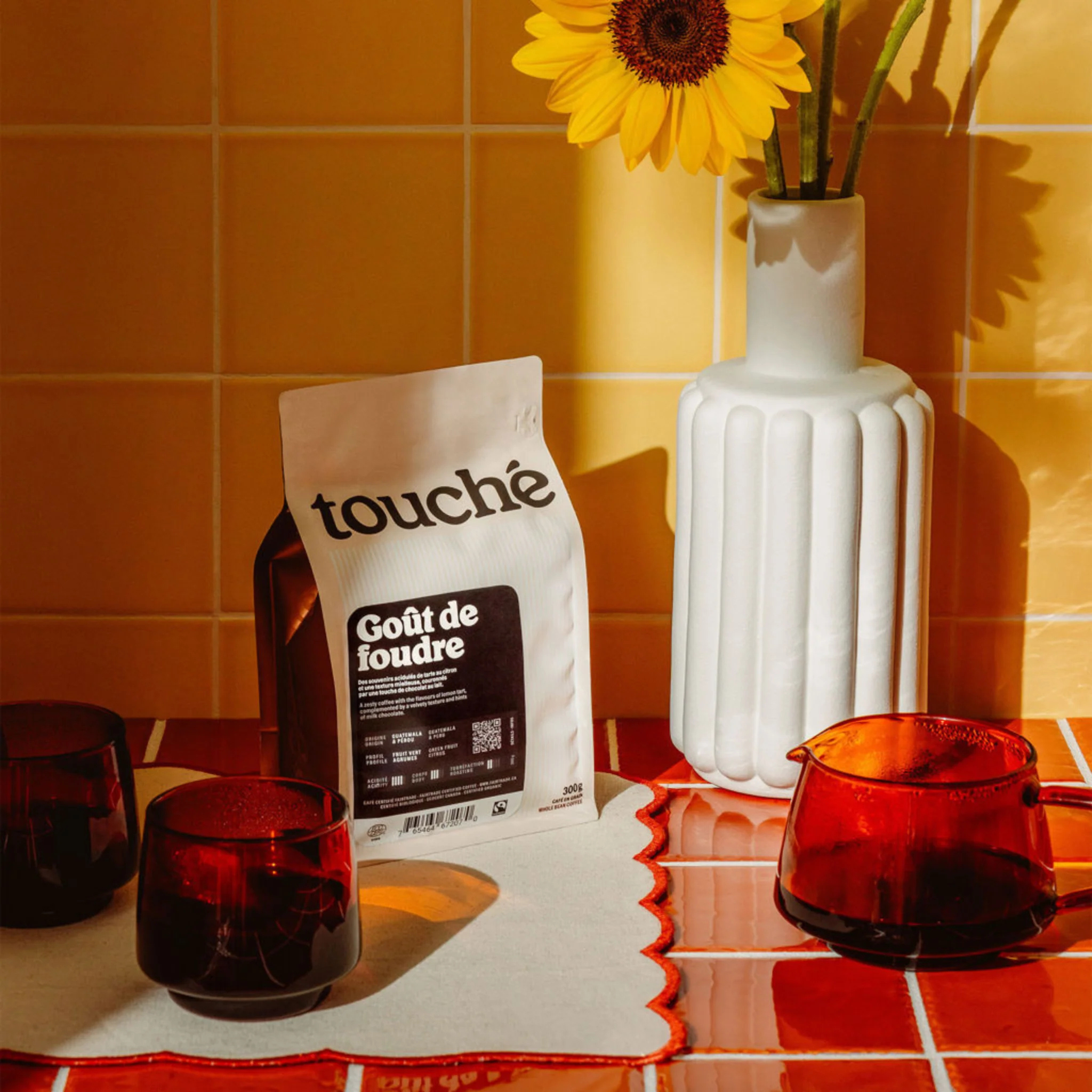 grains de café fraîchement torréfiés et café moulu dans tasse