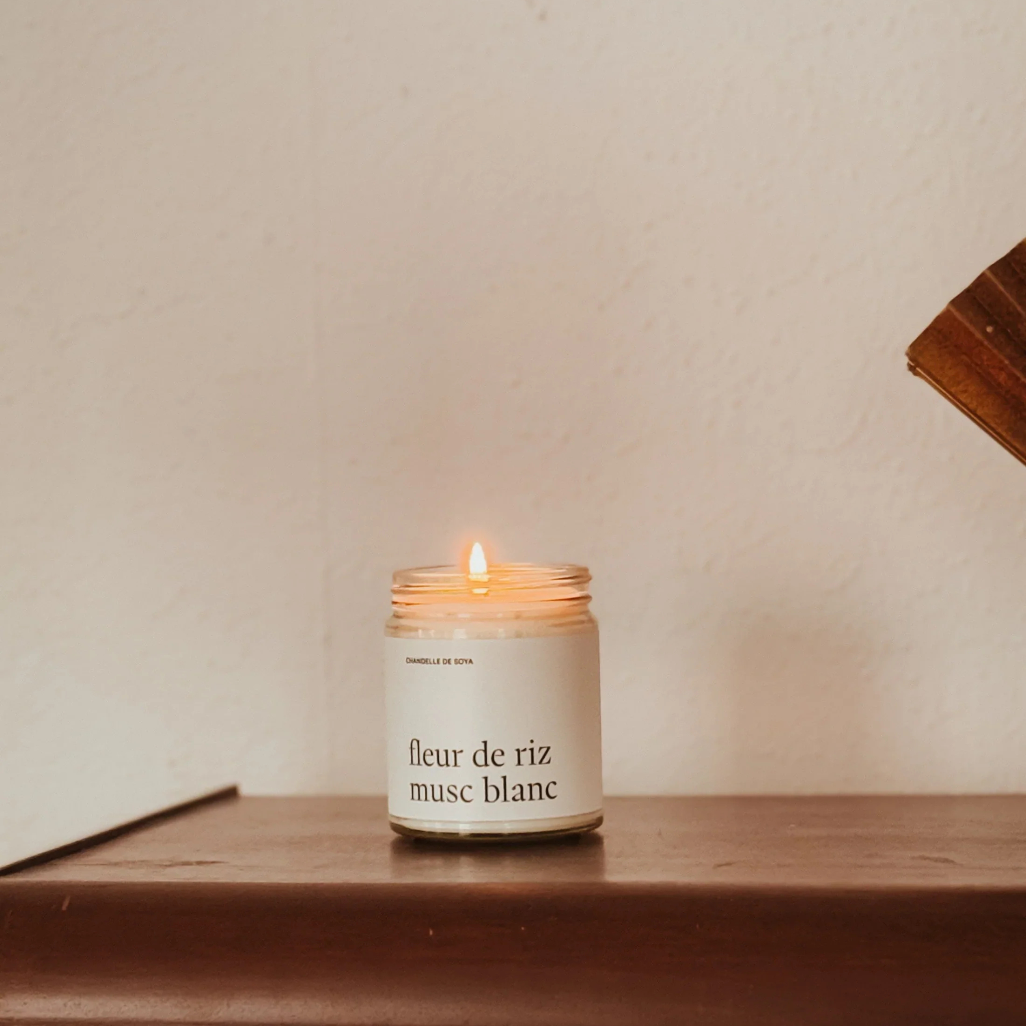 Chandelle parfumée allumée dans un salon cosy