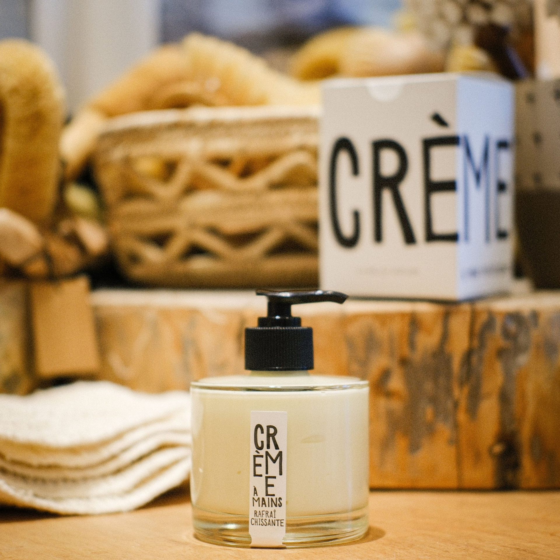 Application de crème hydratante sur la peau