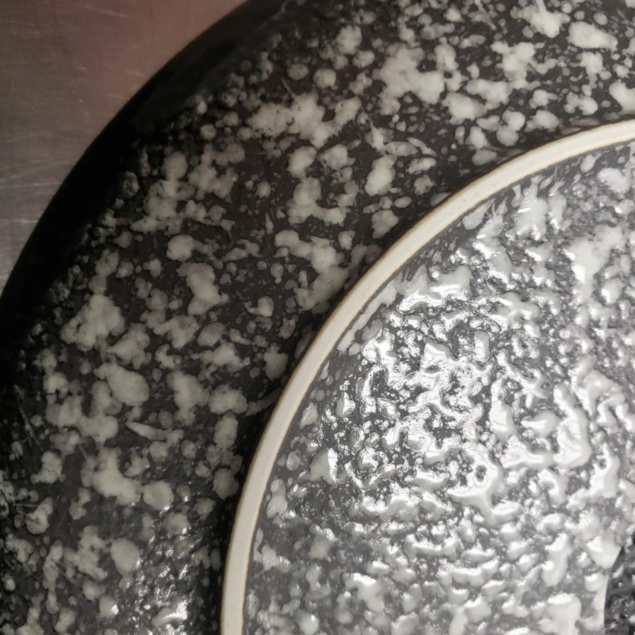 Assiette à dîner Caviar Granite 28 cm – Maxwell & Williams
