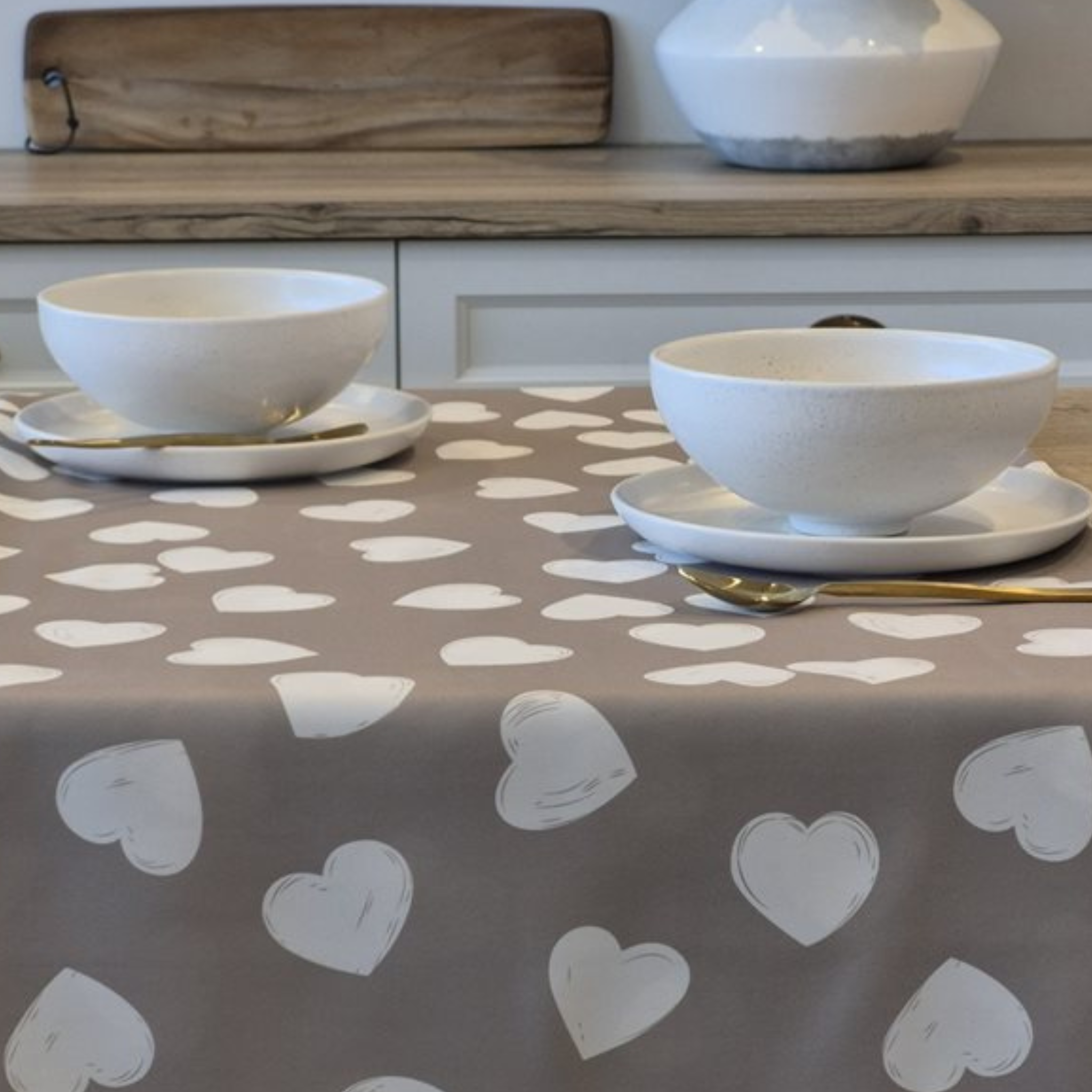 Nappe en polyester Grise avec coeurs blancs 60x60 - Brunelli