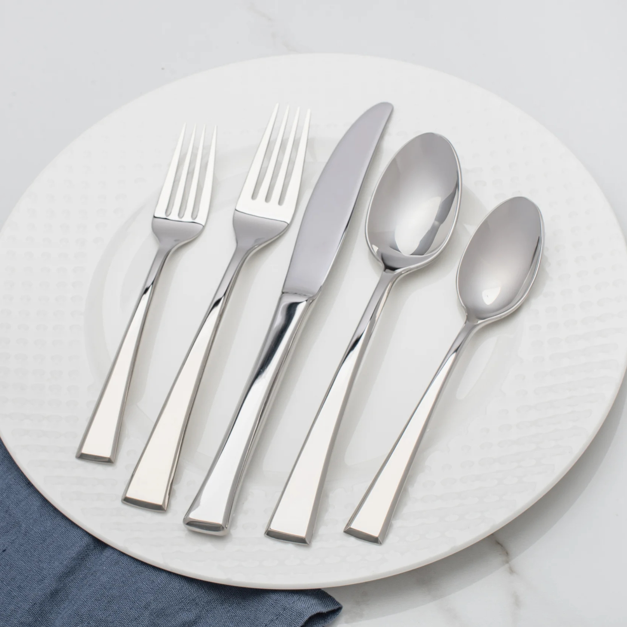 ustensiles inox 20 pièces alignés table