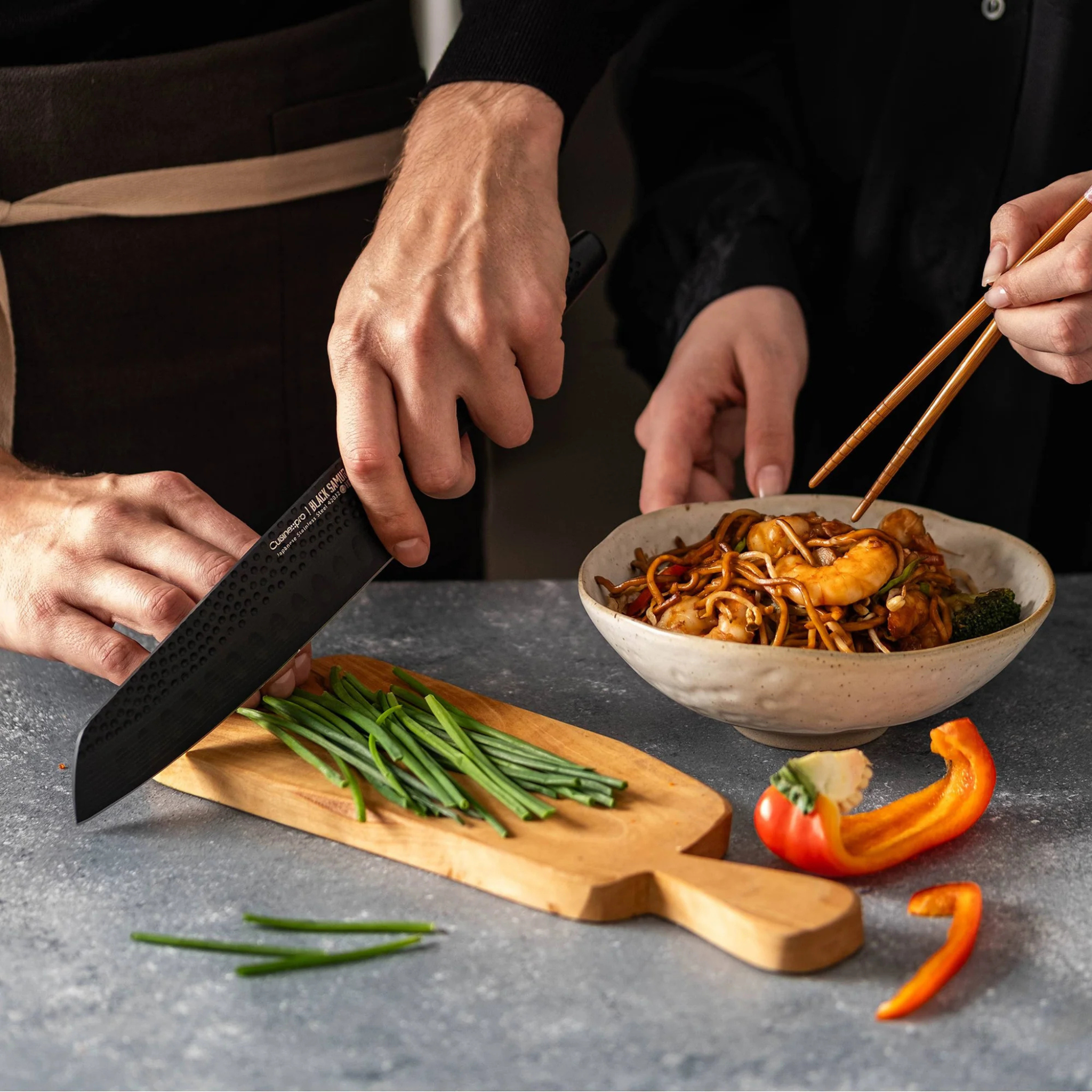 détail de la lame santoku avec revêtement noir