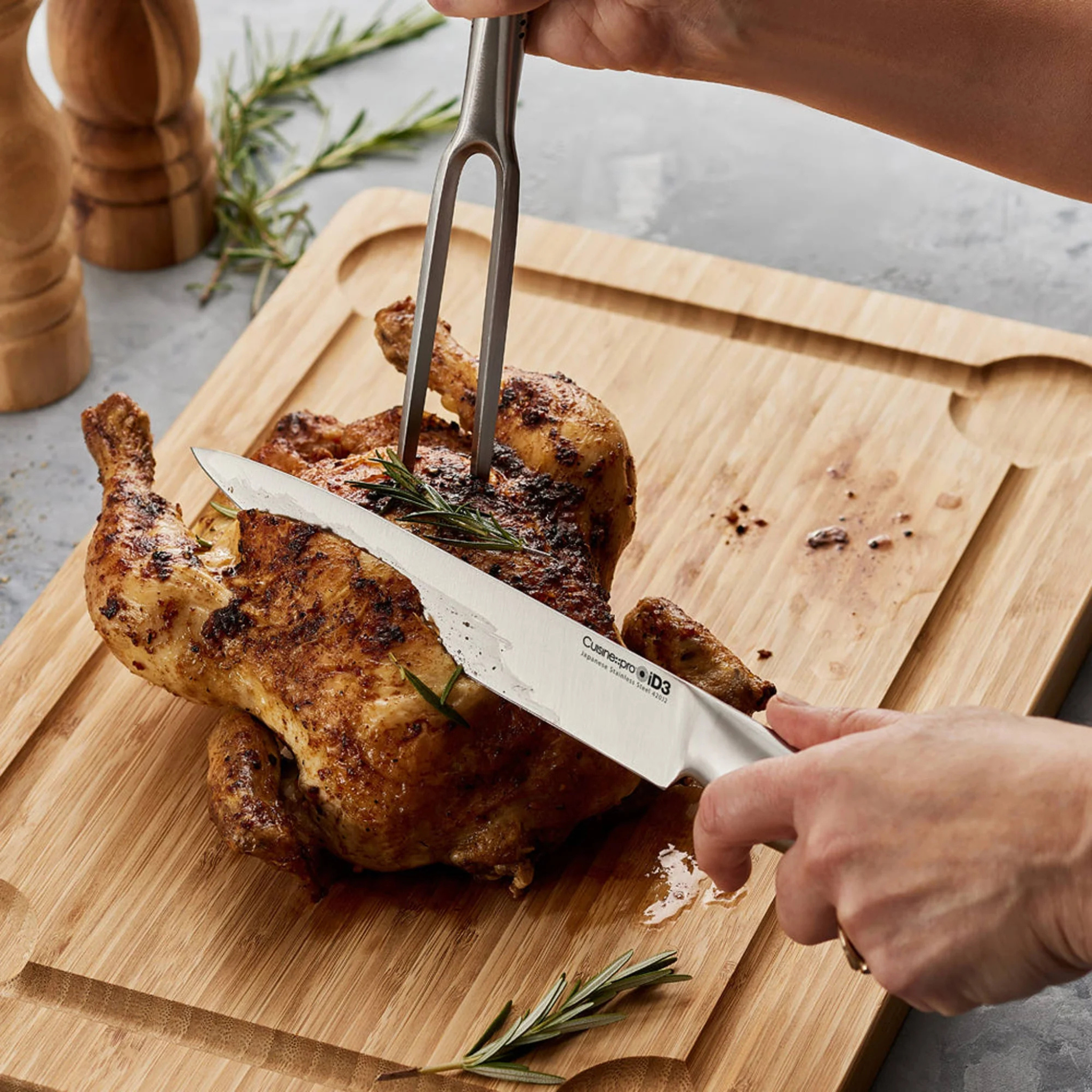 ensemble à découper utilisé pour trancher un rôti