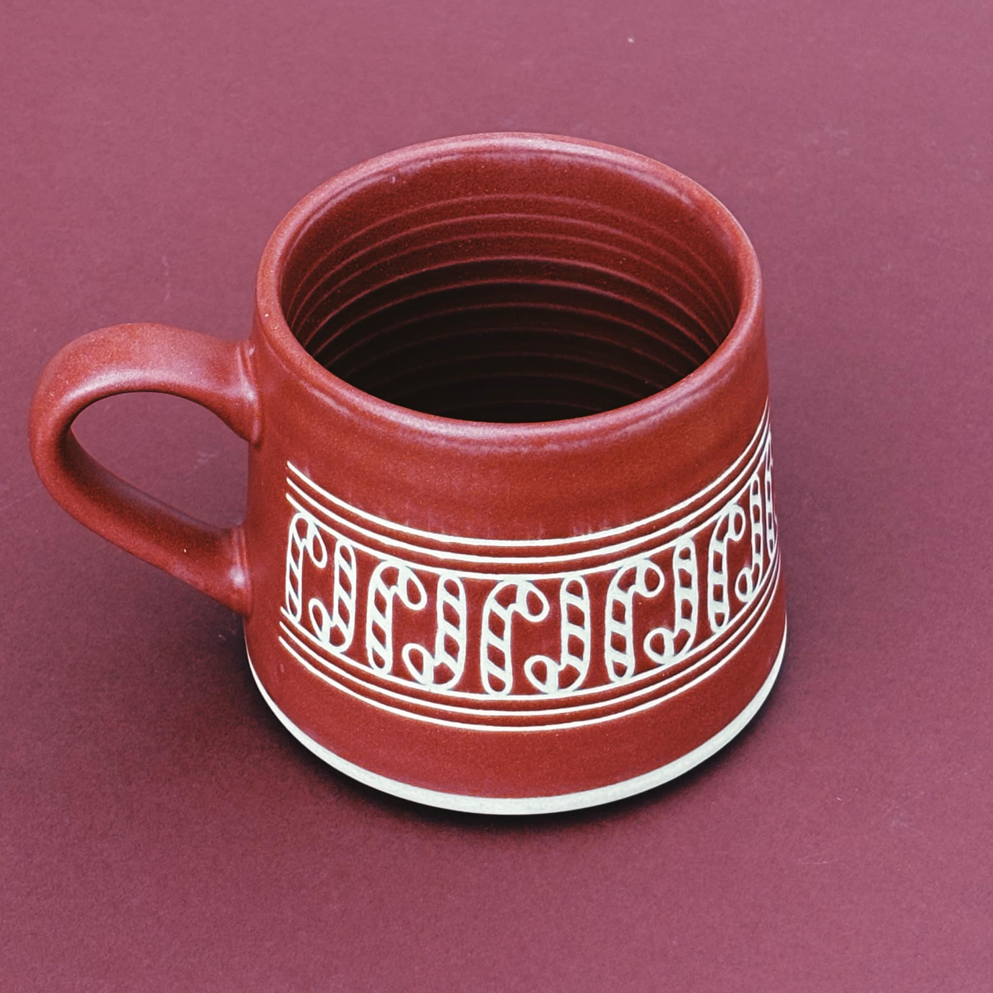 Tasse en grès Rouge avec Cannes de bonbons 14oz