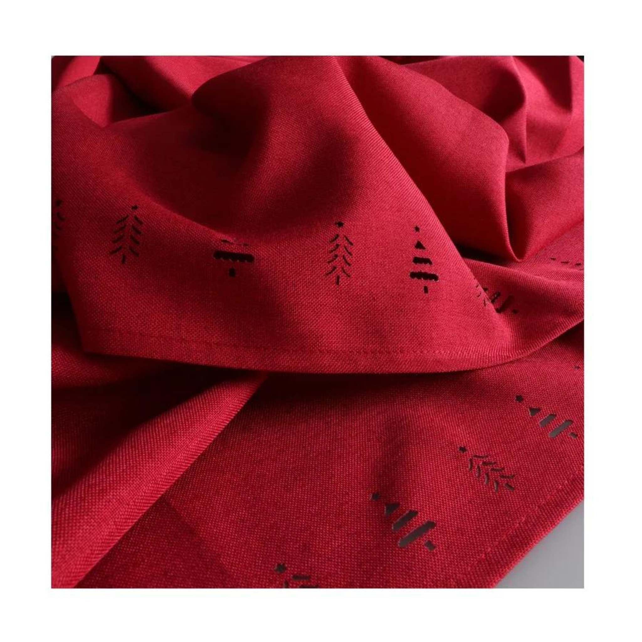 Nappe Rouge à motifs de sapins 60 x 120"