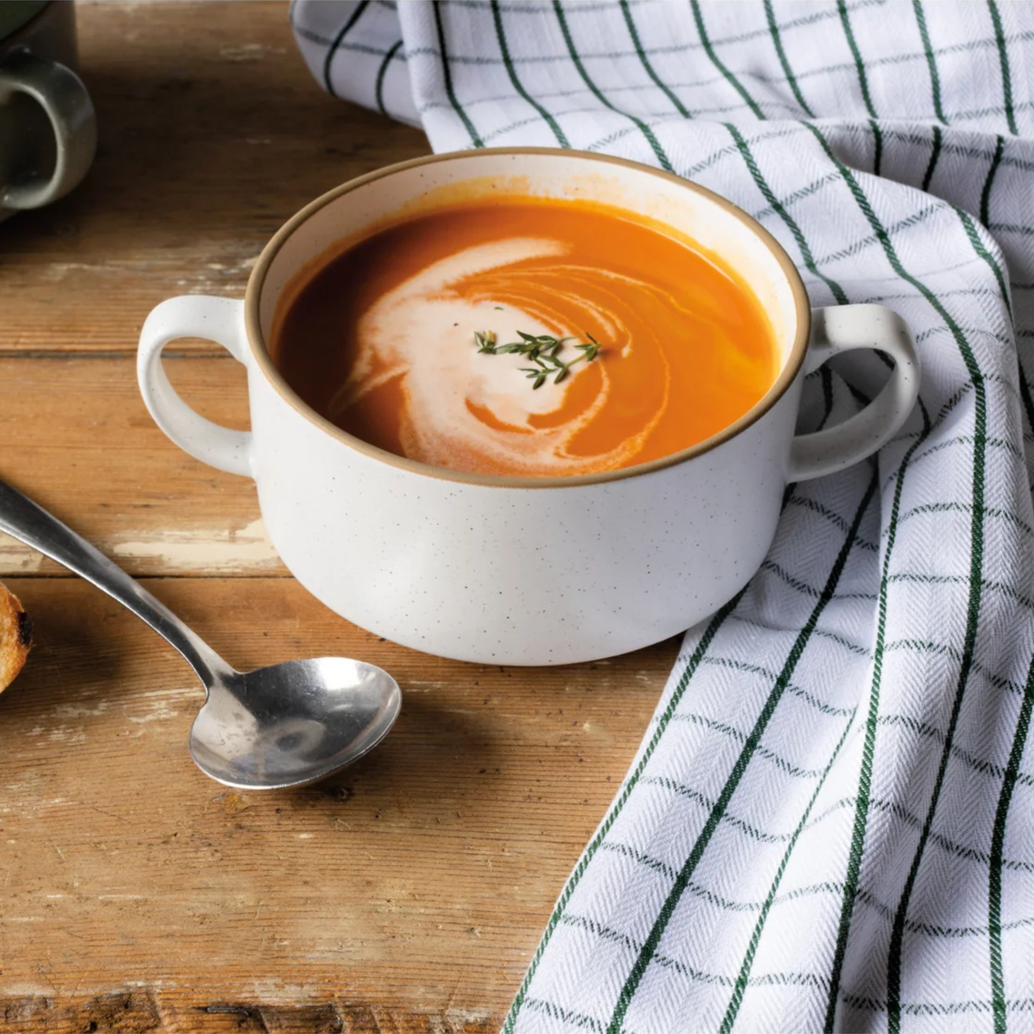 Bol à soupe blanc en grès vue complète sur table
