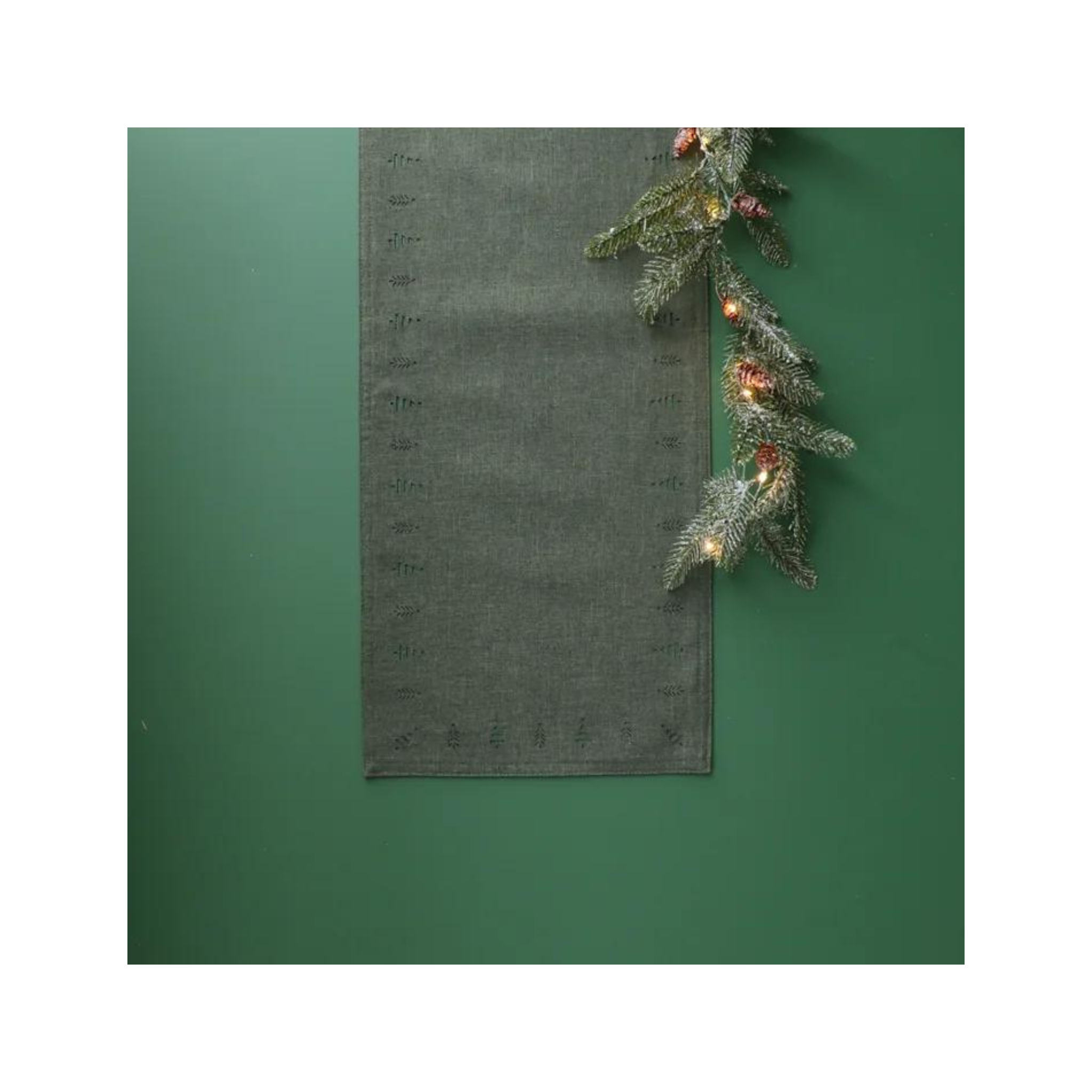 Chemin de table Vert forêt avec des motifs de sapins