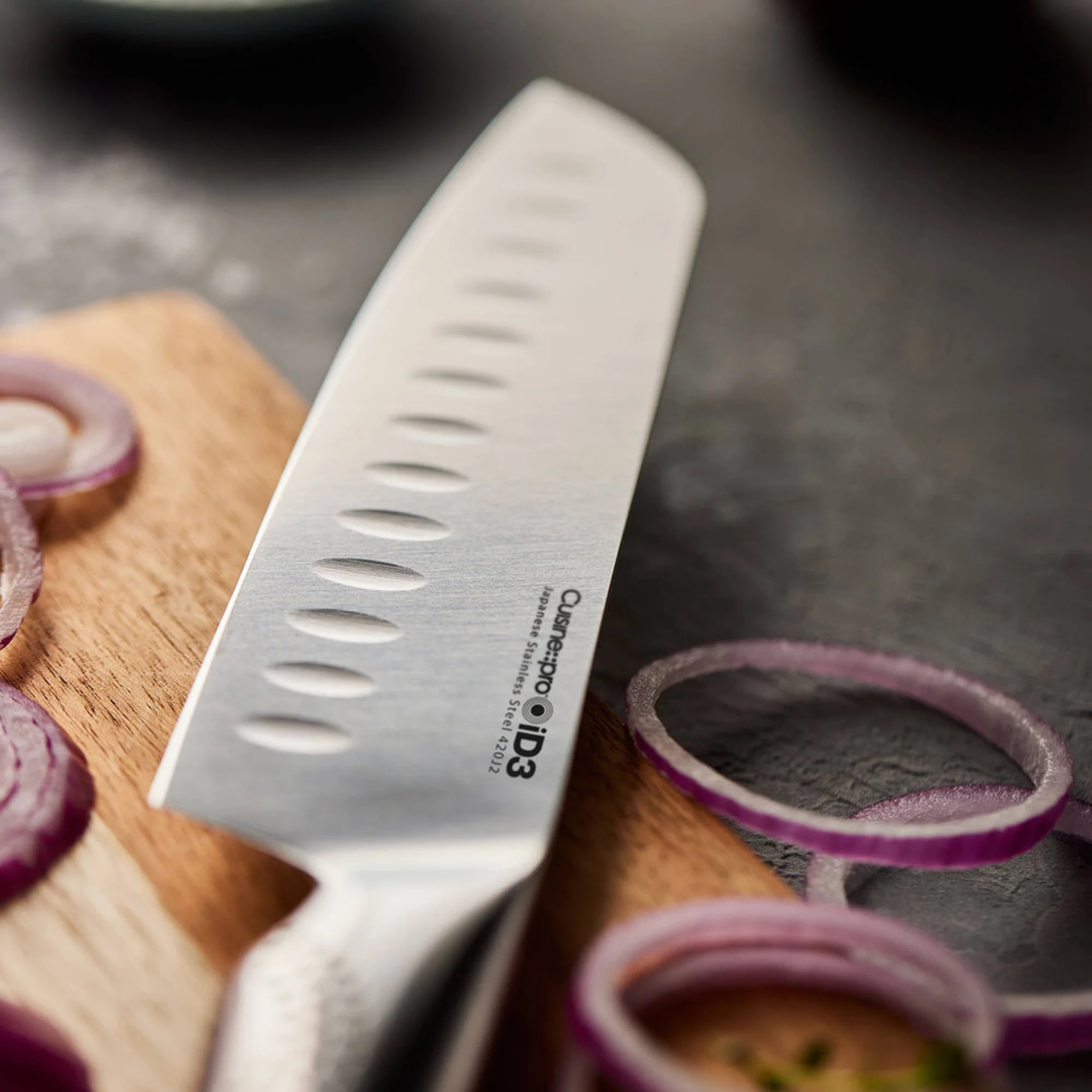 détail de la lame santoku alvéolée iD3®