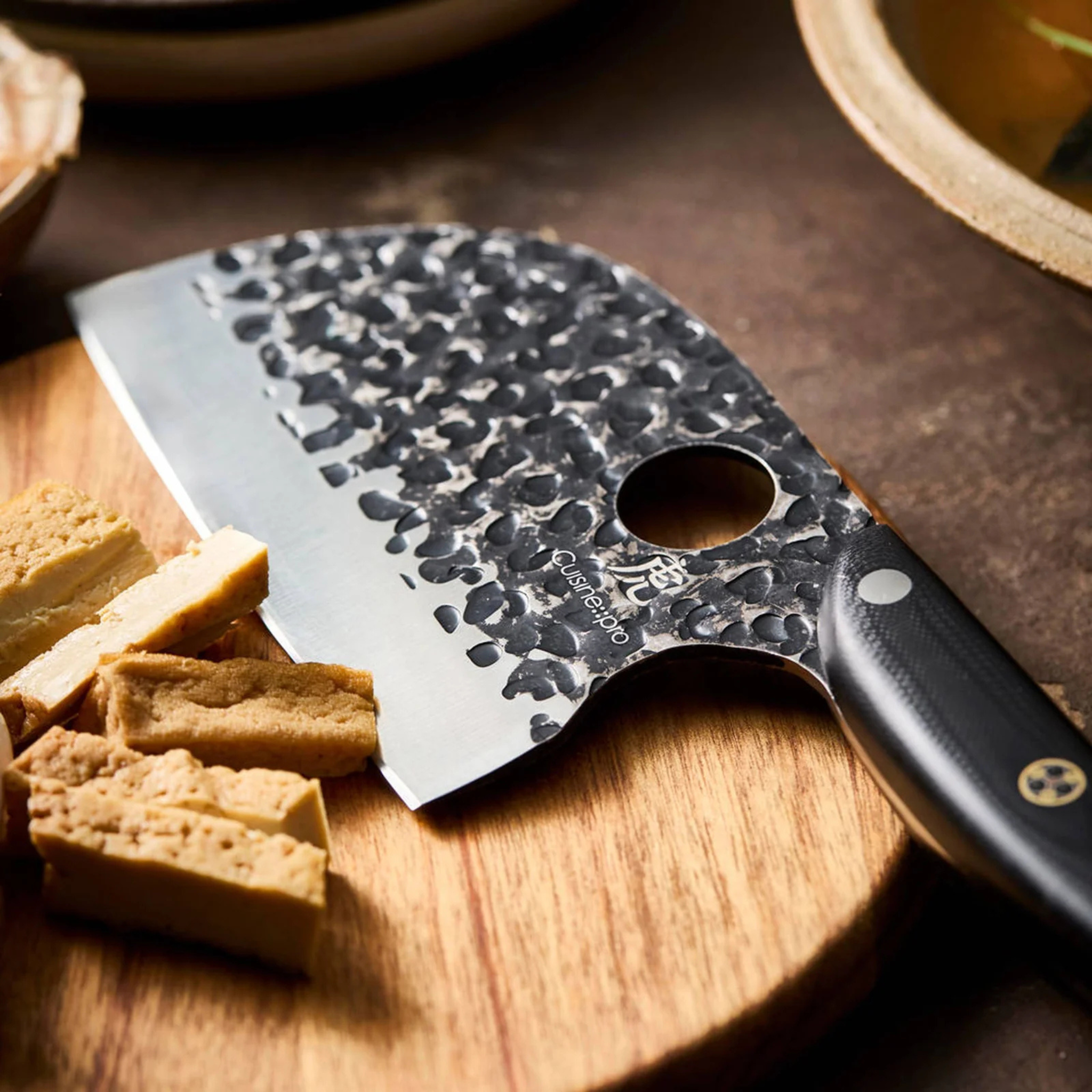 Couteau mezzaluna 12,5 cm lame courbée sur plan de travail