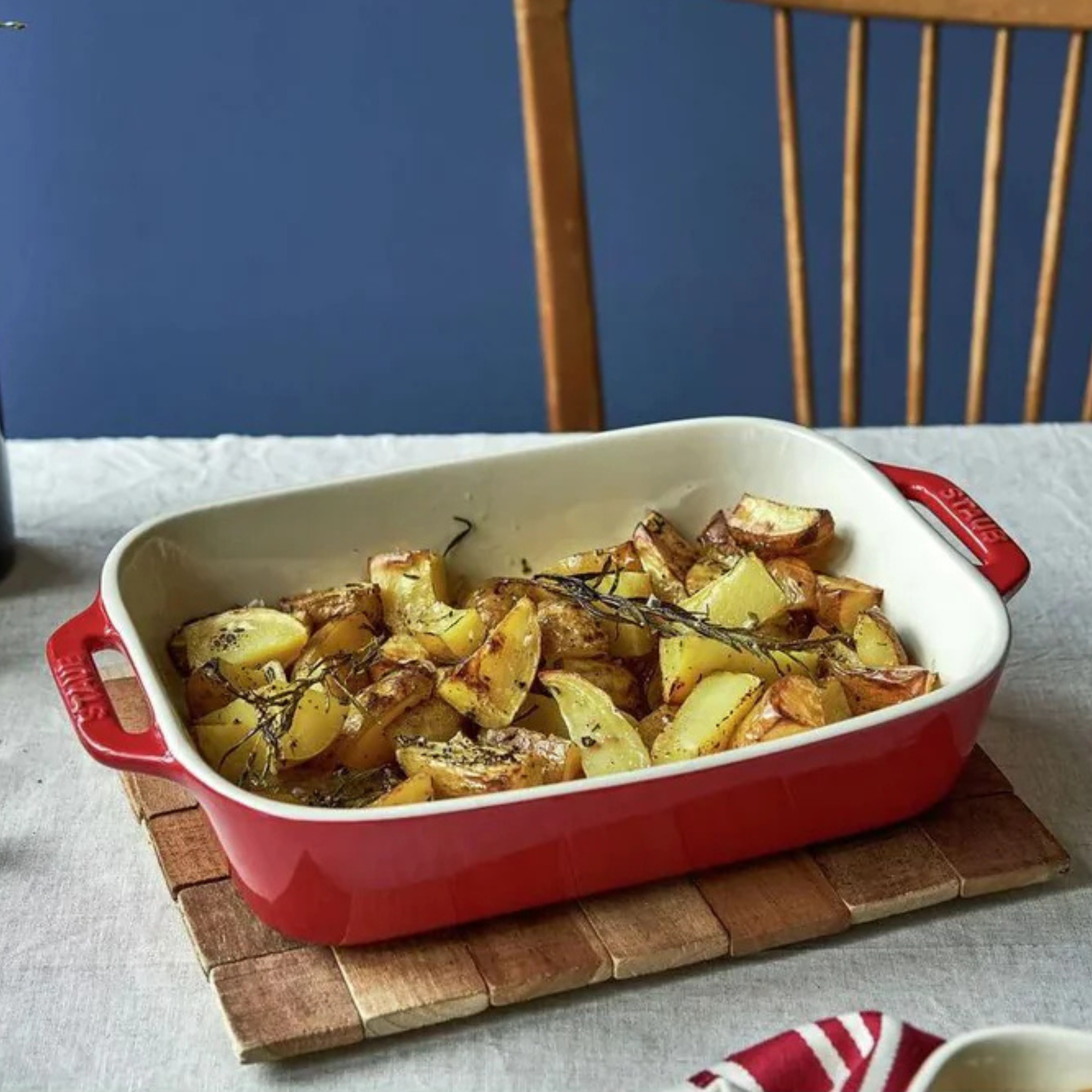 plat Staub rouge sur table cuisine
