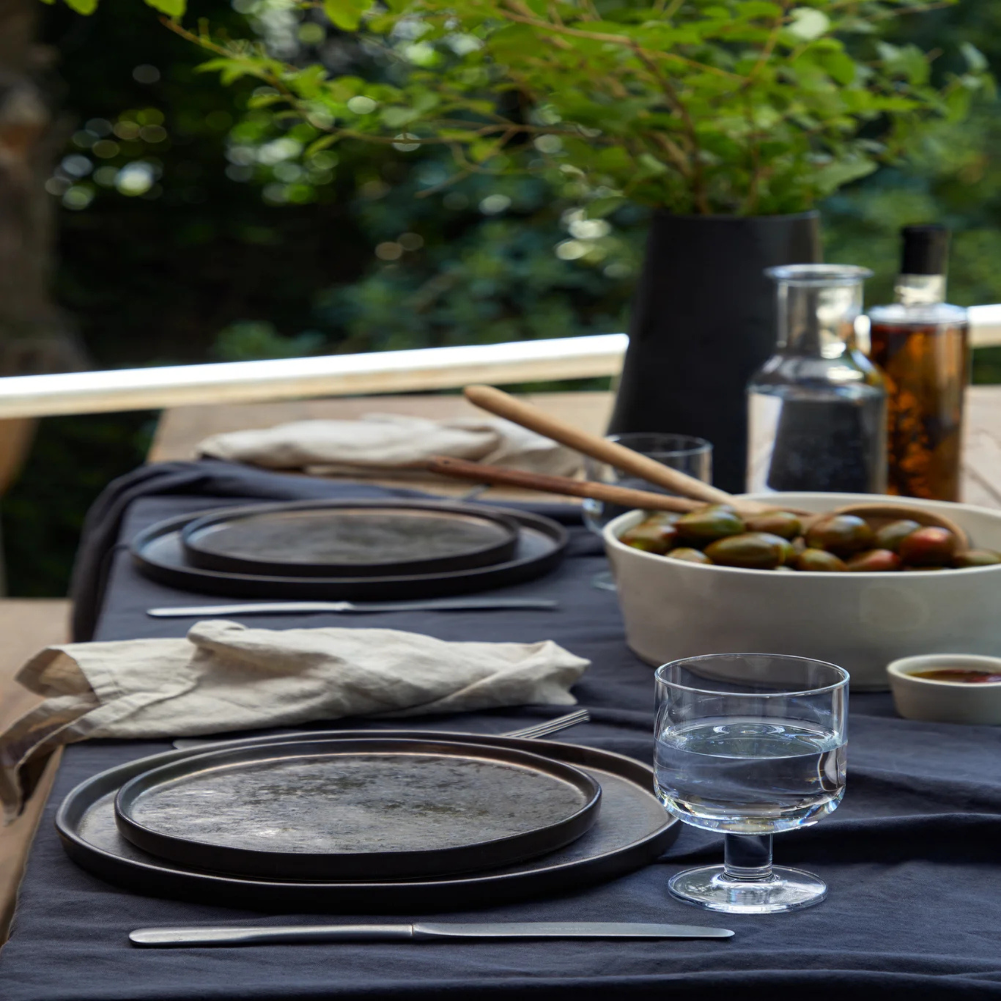 assiette design moderne sur table dressée
