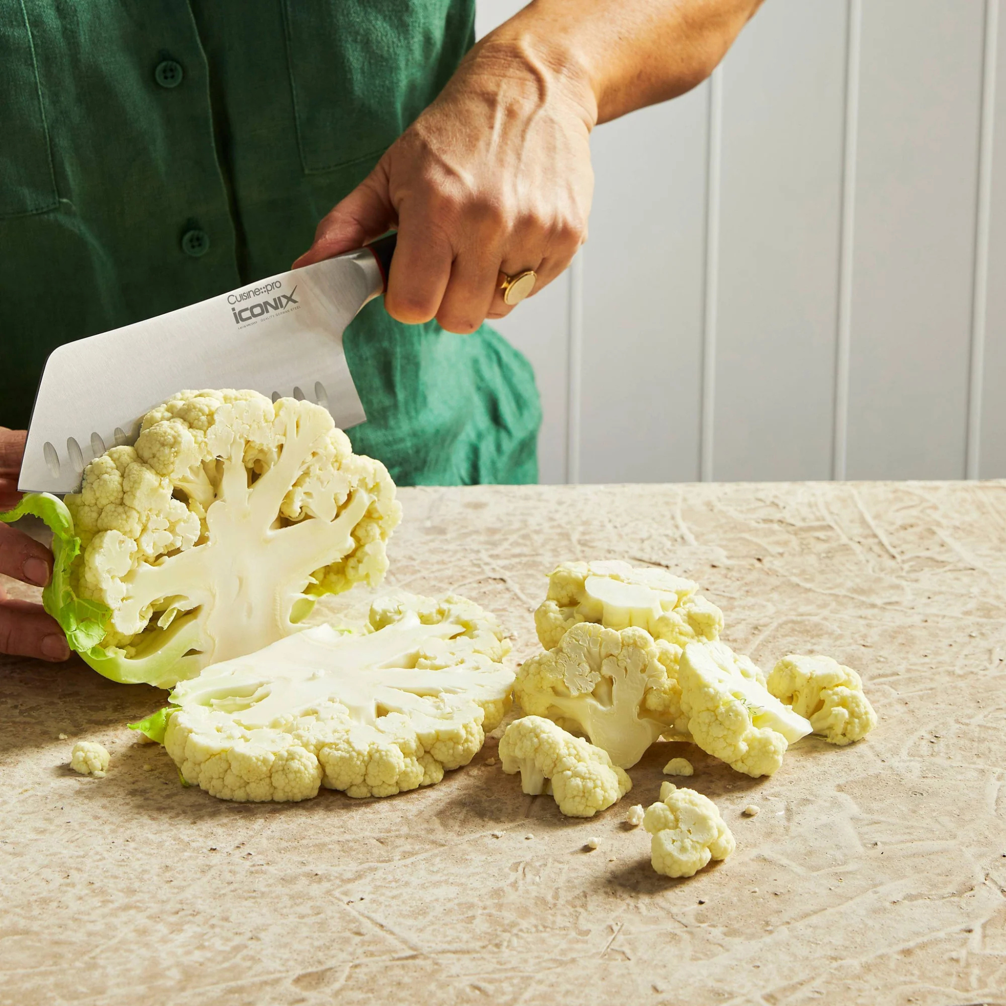 couteau couperet utilisé pour hacher légumes sur planche