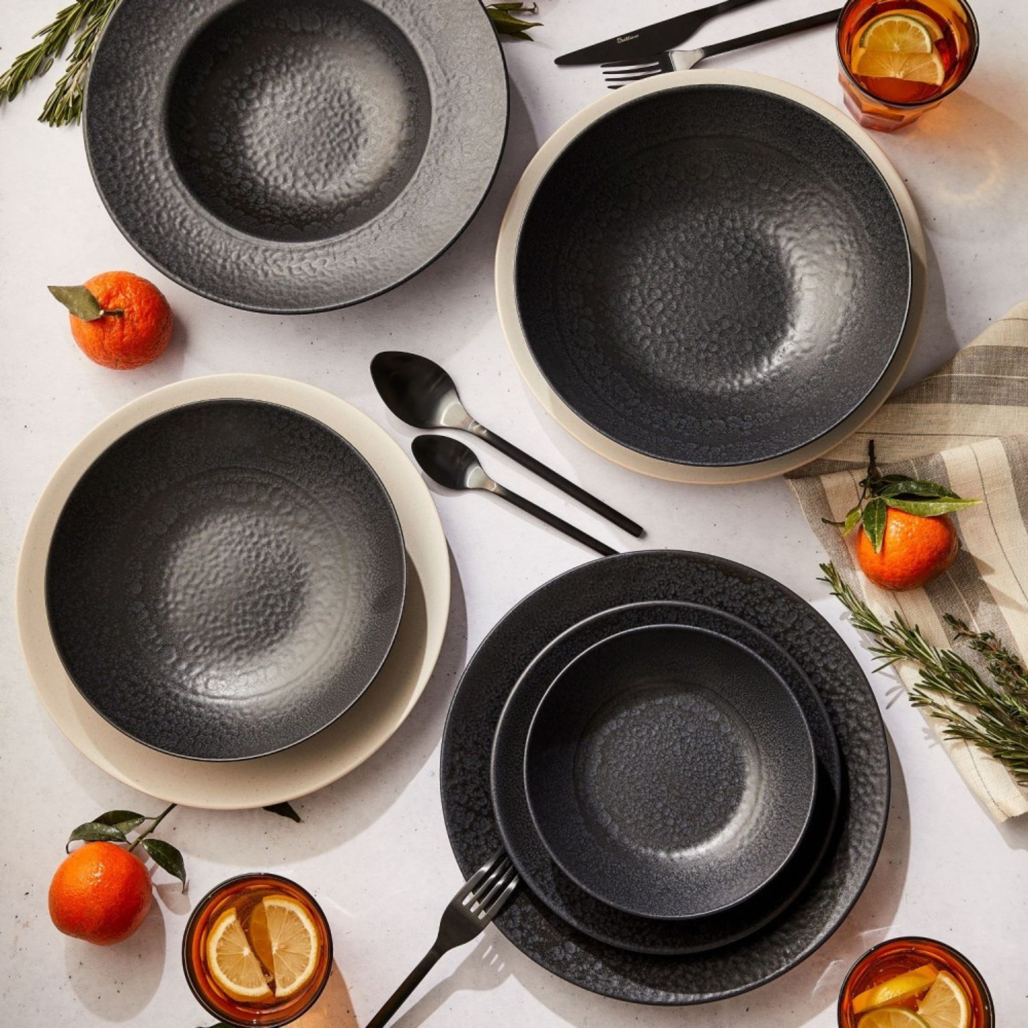 Assiette de présentation en grès martelé Noir 33 cm - Mesa Ceramics