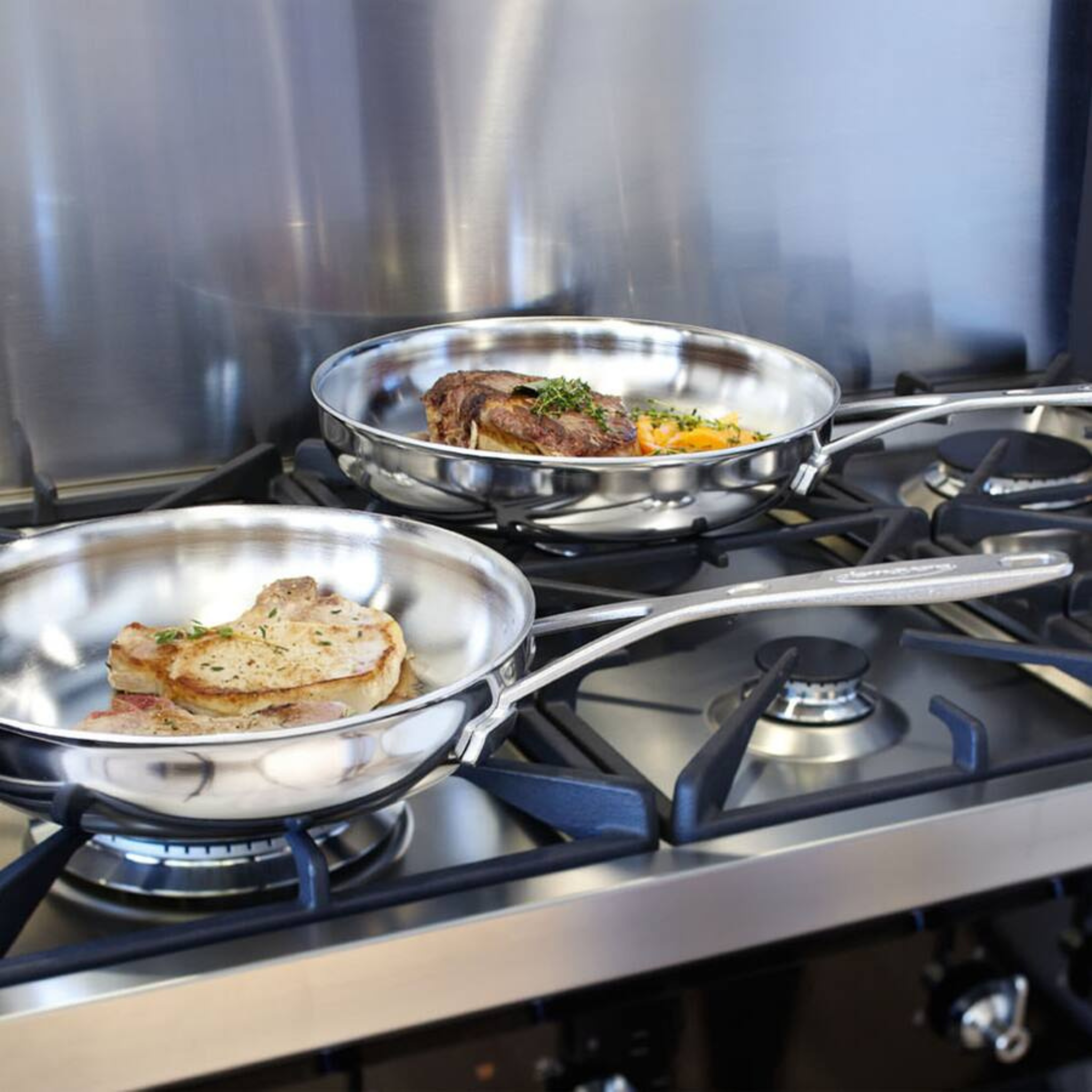 poêle inox sur plaque induction cuisine
