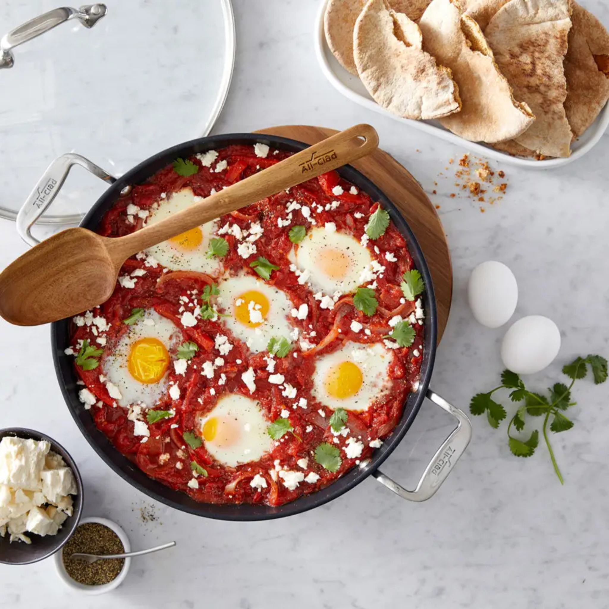 Poêle antiadhésive 3 pintes avec couvercle en verre, cuillère et dessous-de-plat en acacia – All-Clad