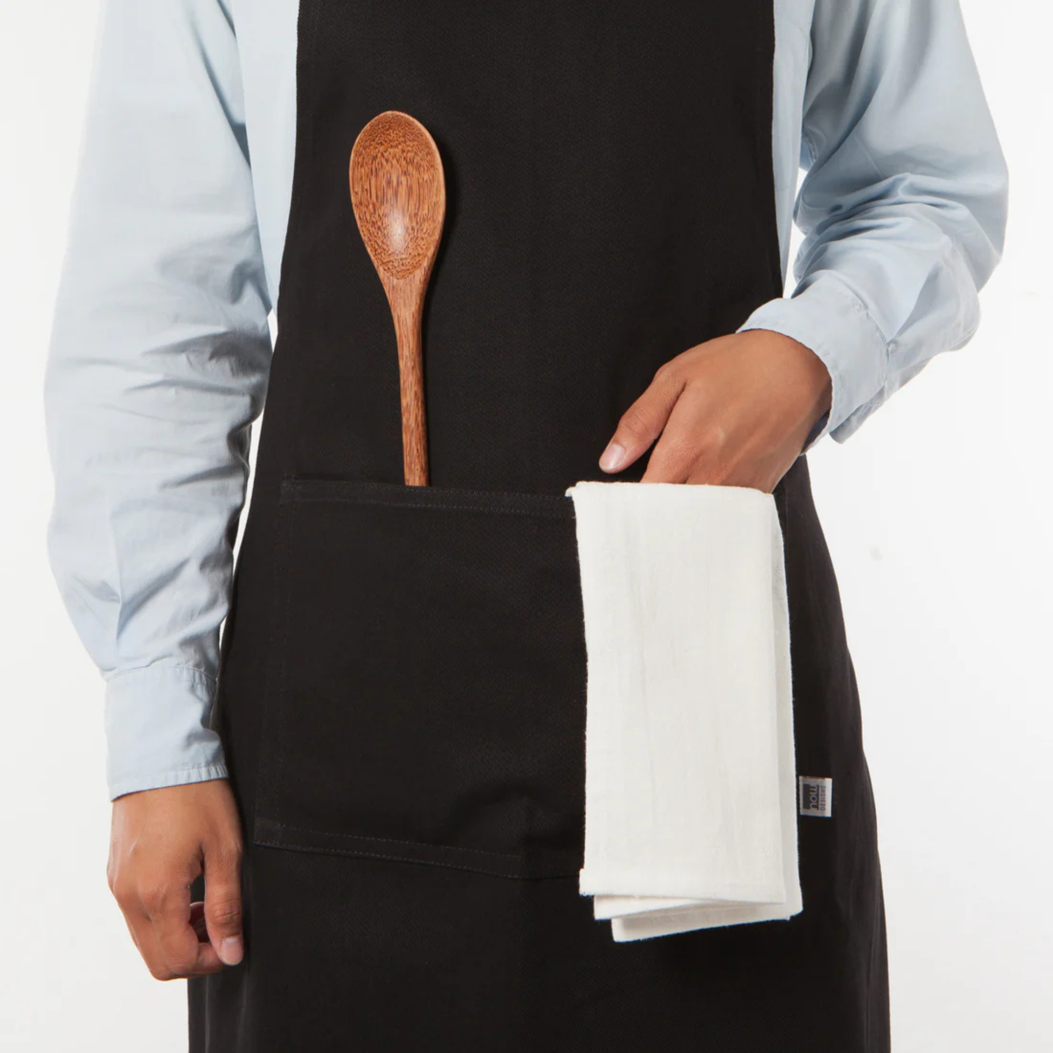 Tablier chef noir en situation de cuisson