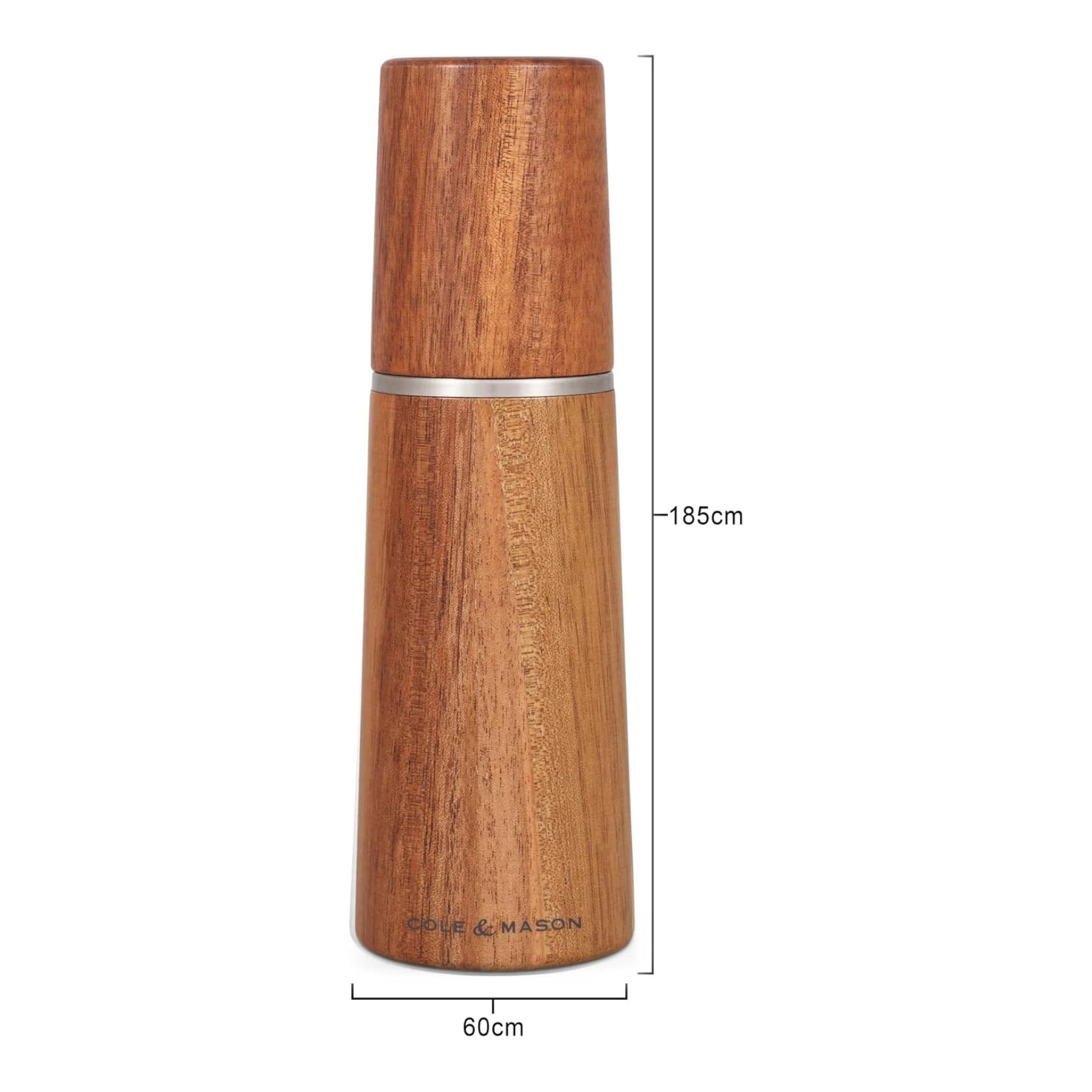 ensemble moulins sel poivre sur table cuisine
