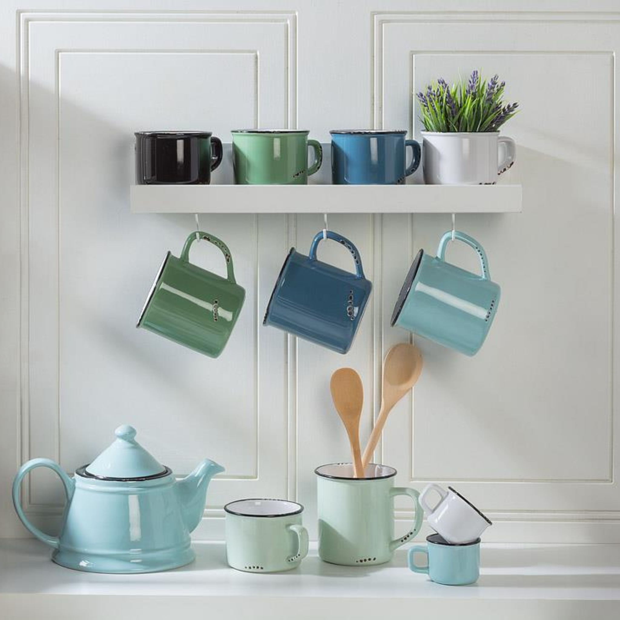 tasse effet émail sur table cuisine rustique