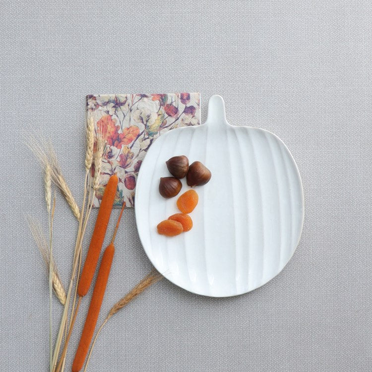 Assiette blanche en forme de citrouille