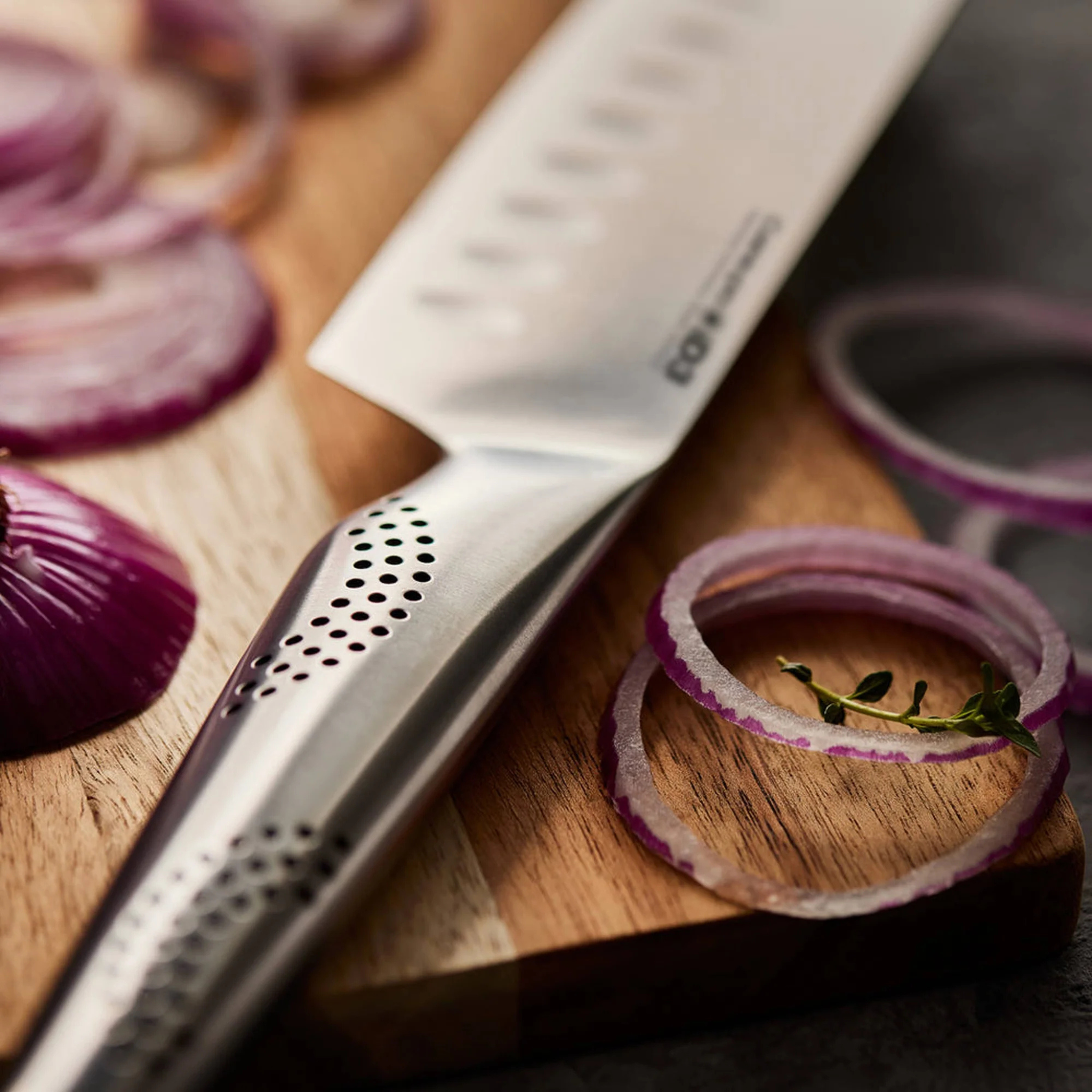 couteau santoku Cuisine::pro® sur plan de travail de cuisine