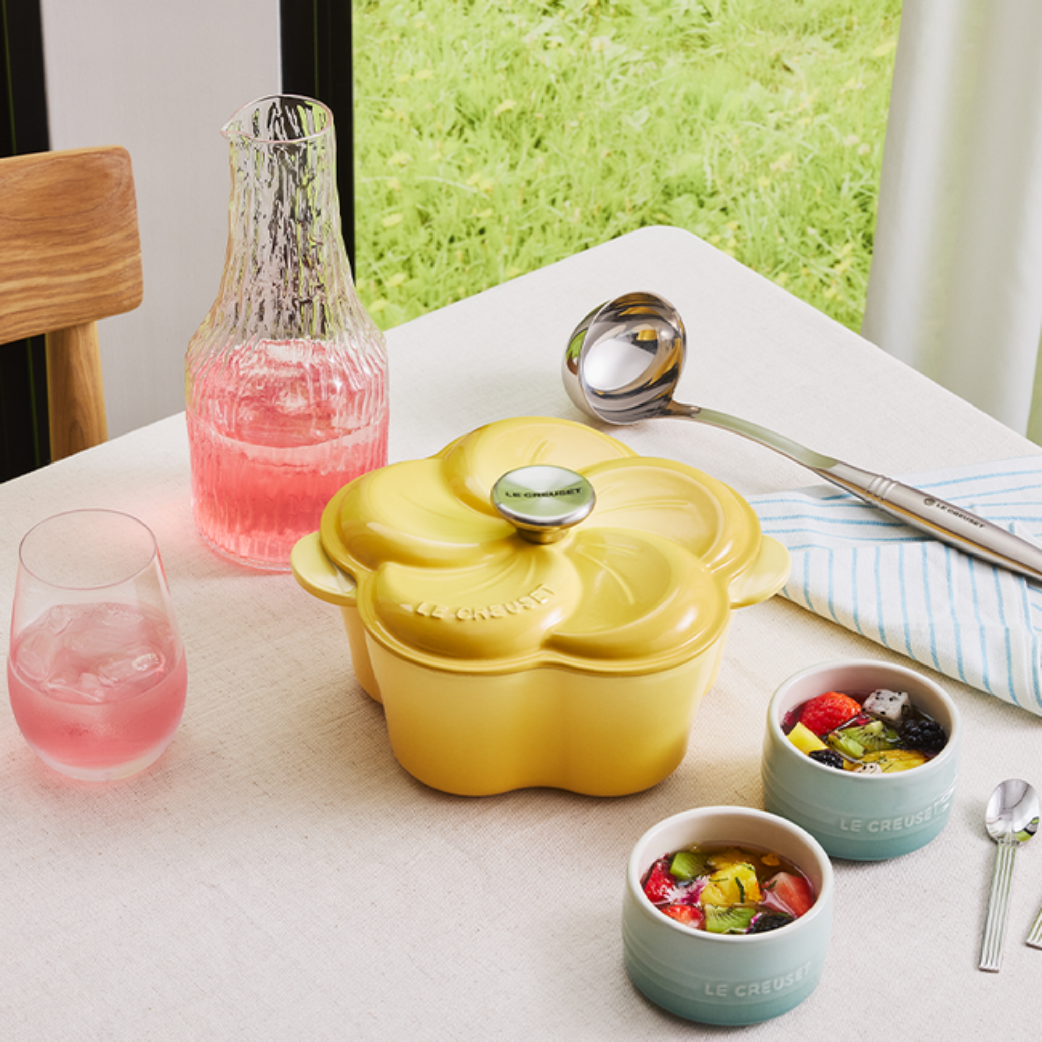 Cocotte en fonte émaillée pétales Camomille 2 L – Le Creuset