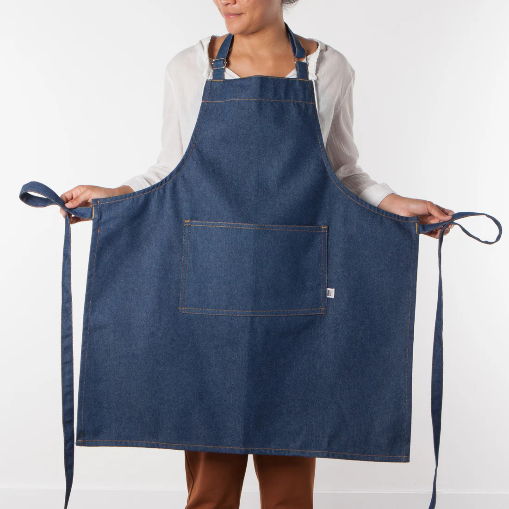 Détail tissu denim stonewash tablier cuisine
