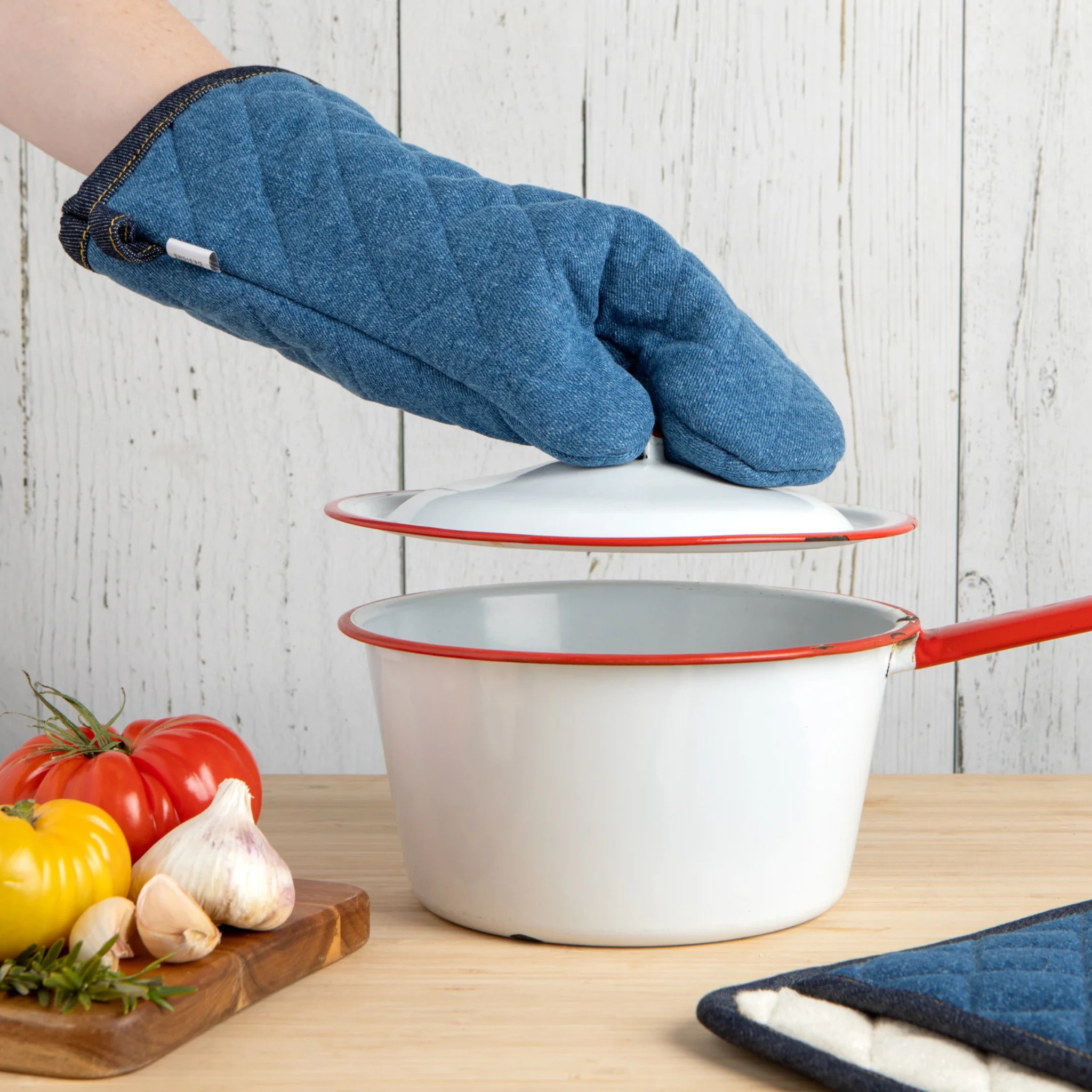 Détail texture denim stonewash mitaine de cuisine