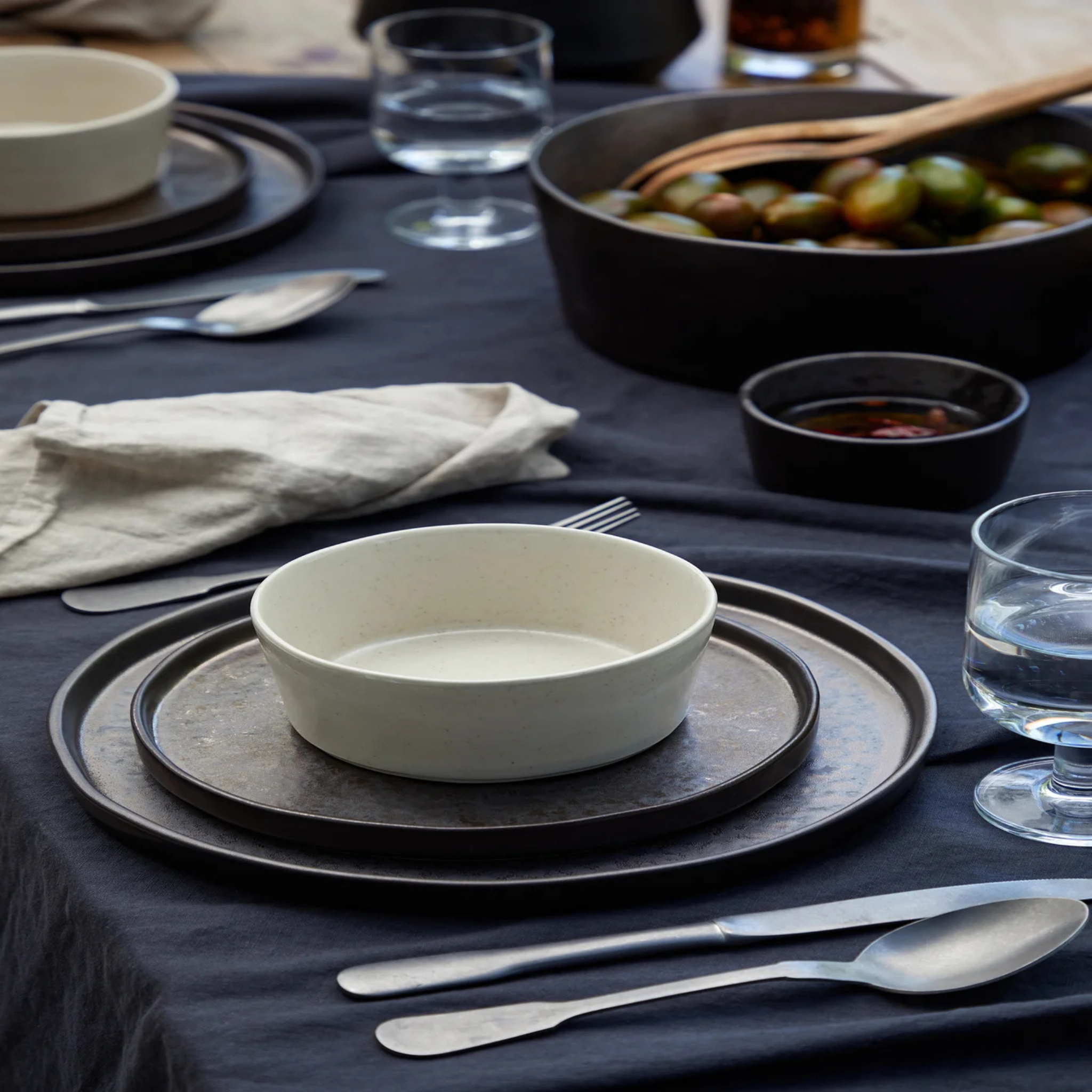 assiette grès 27 cm finition metal détail
