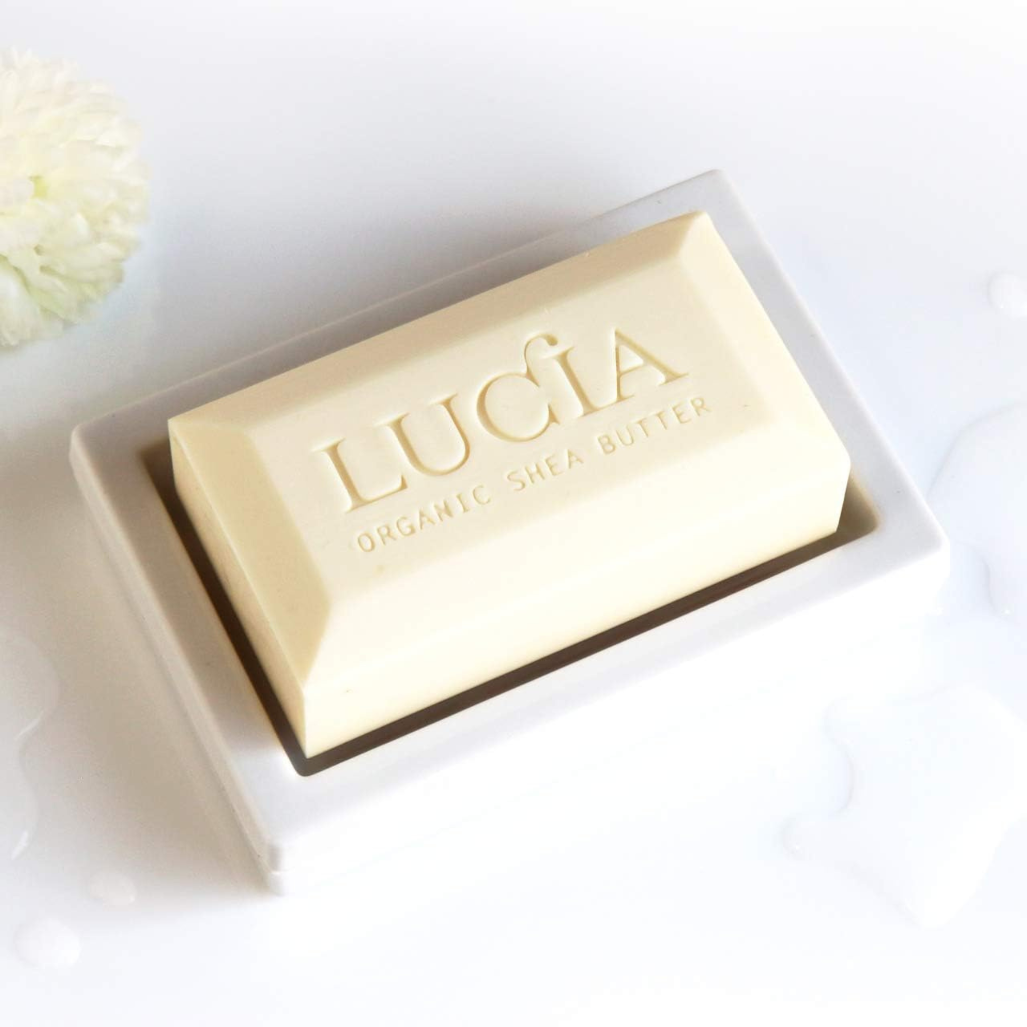 Savon solide blanc en gros plan texture crémeuse
