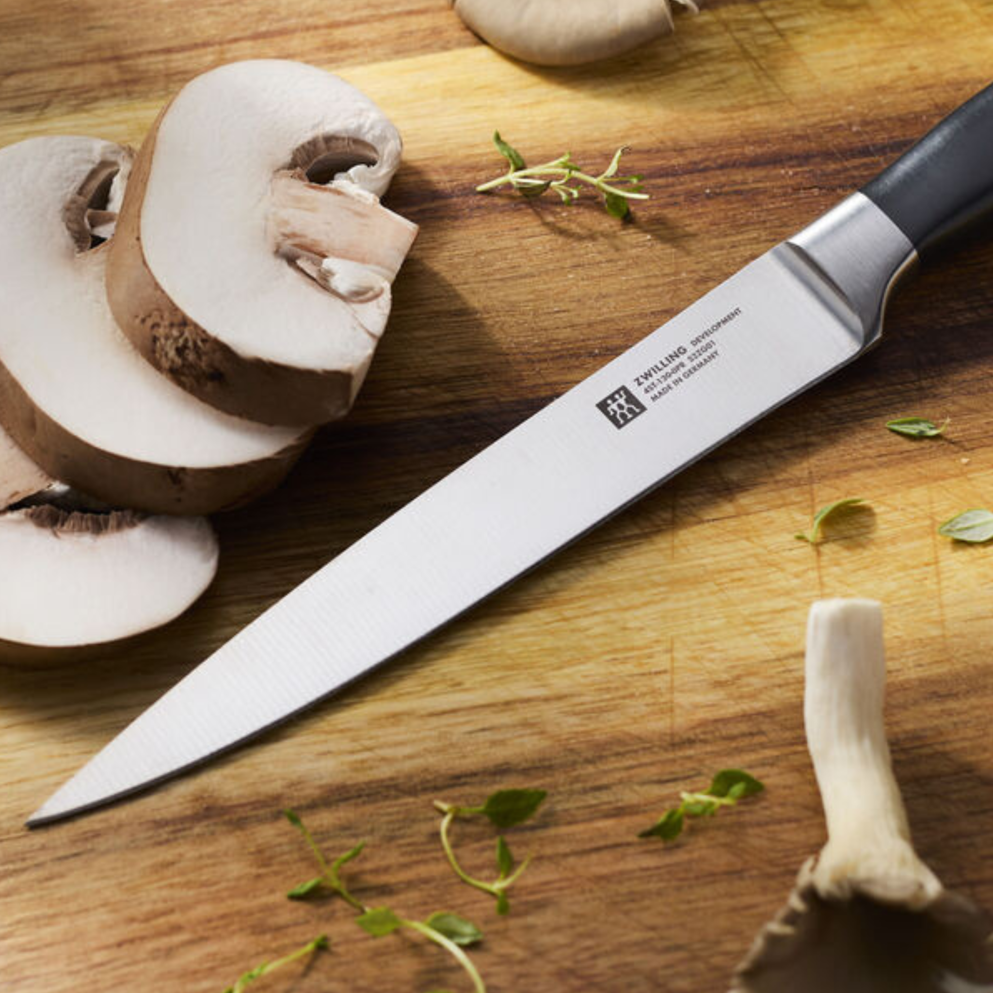 Détail de la lame forgée FRIODUR du couteau utilitaire Zwilling