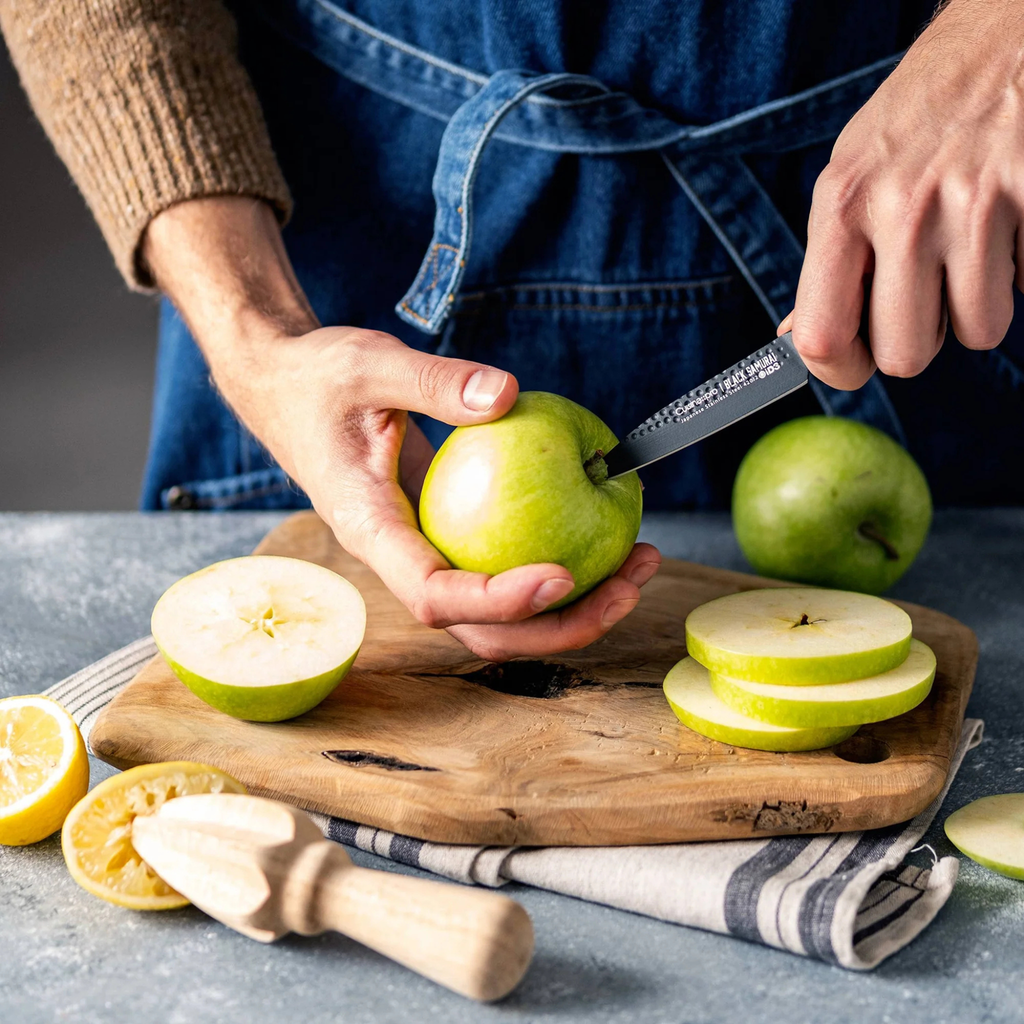 couteau d’office utilisé pour éplucher un fruit