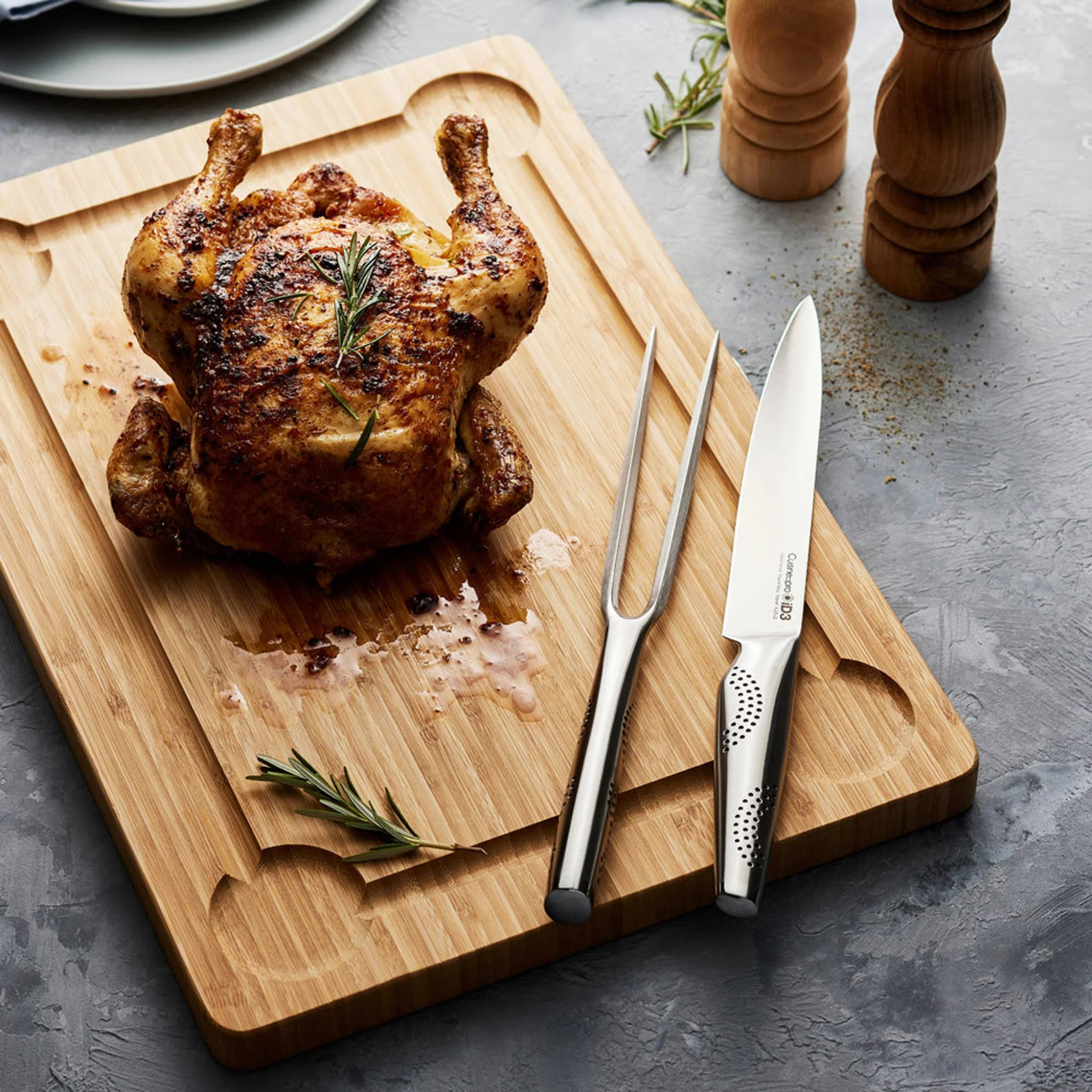 couteau et fourchette à découper sur plan de travail de cuisine