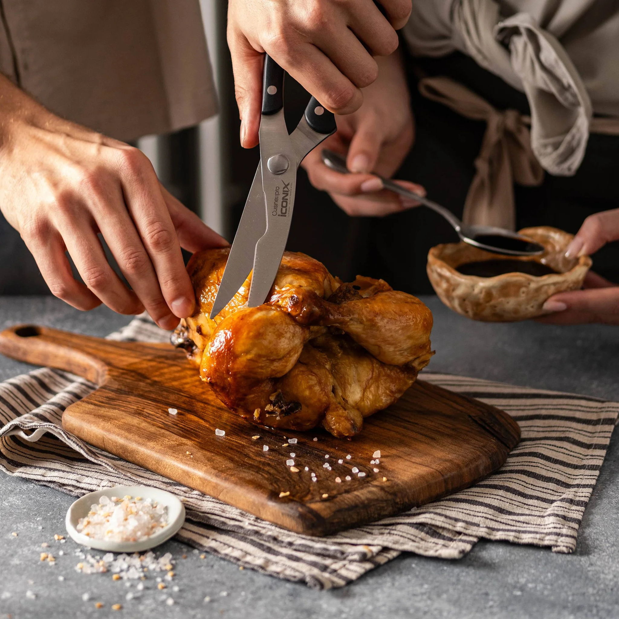 ciseaux de cuisine préparation volaille sur plan de travail