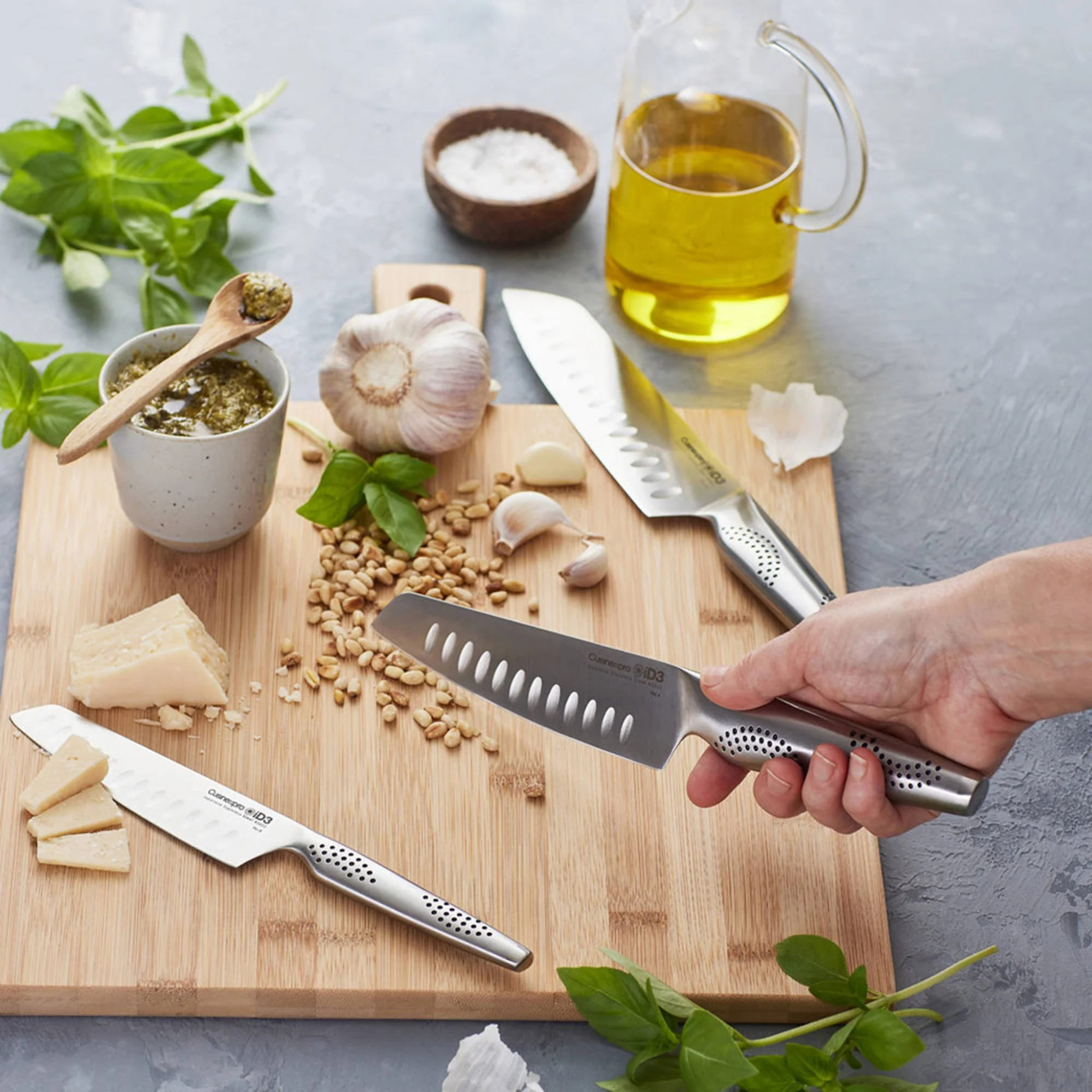 couteaux santoku utilisés pour couper légumes sur planche