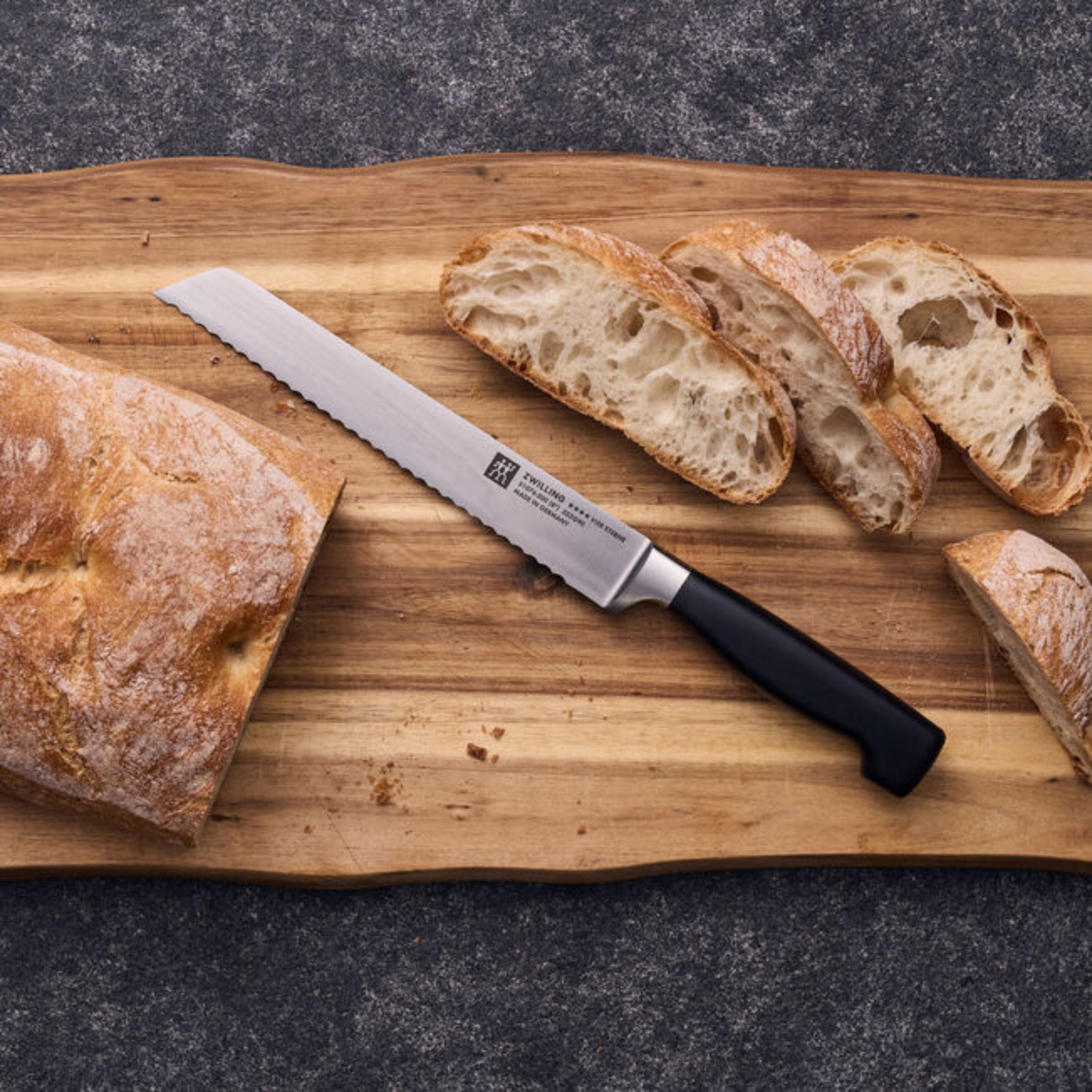 couteau cuisine pain sur planche en bois