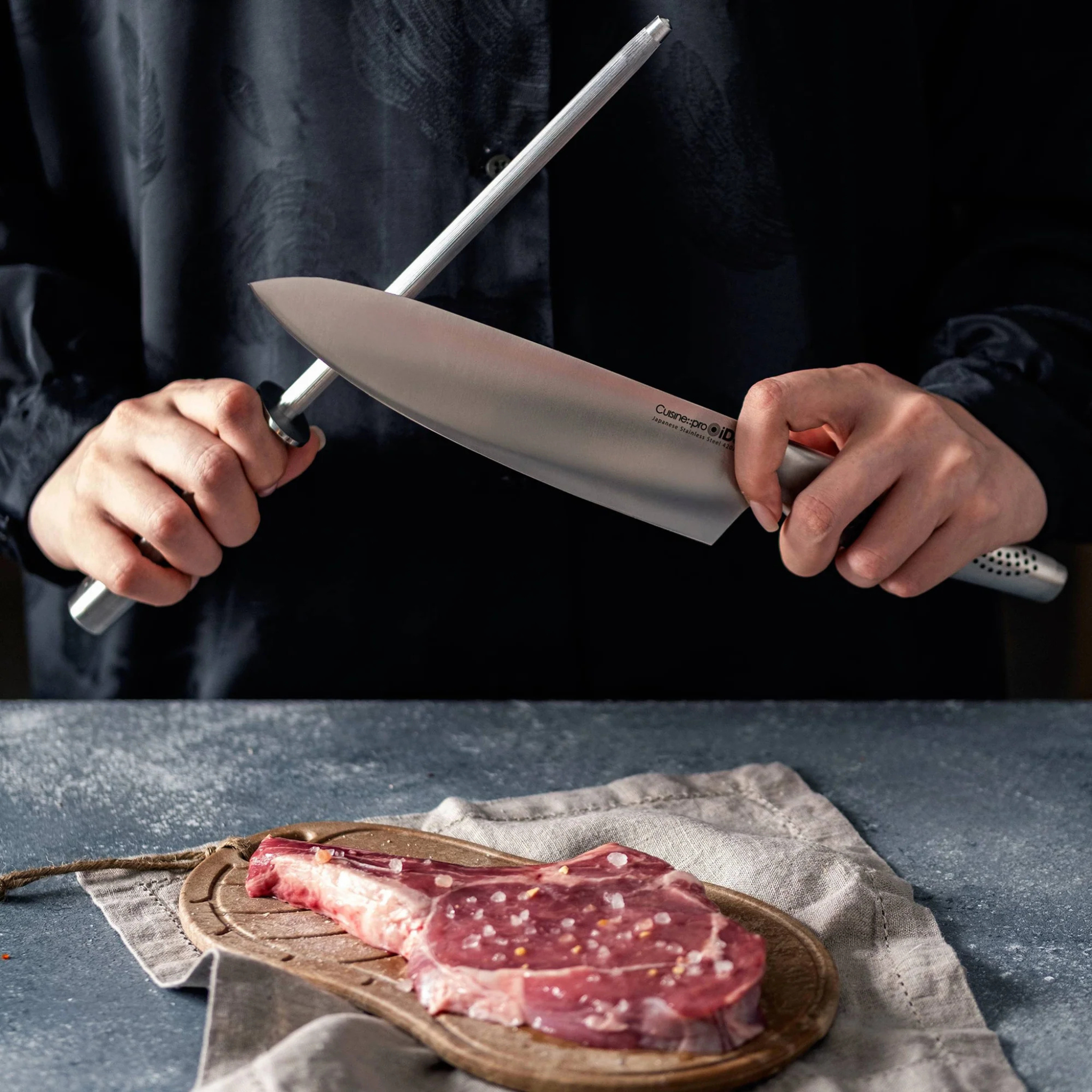 utilisation d’un fusil d’affûtage pour aiguiser un couteau