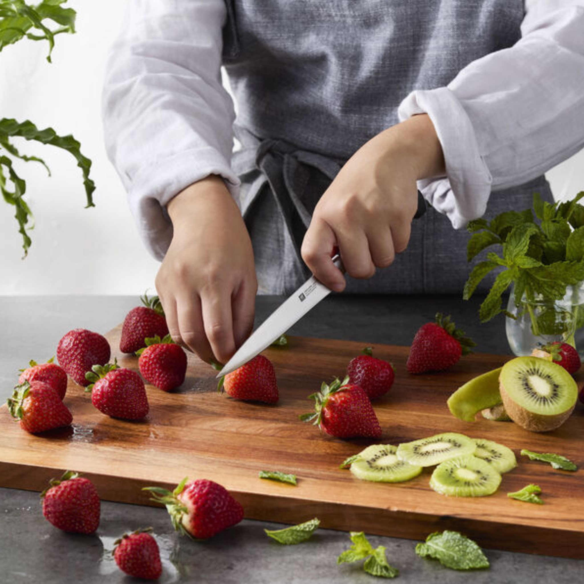 Couteau utilitaire professionnel Zwilling sur planche à découper