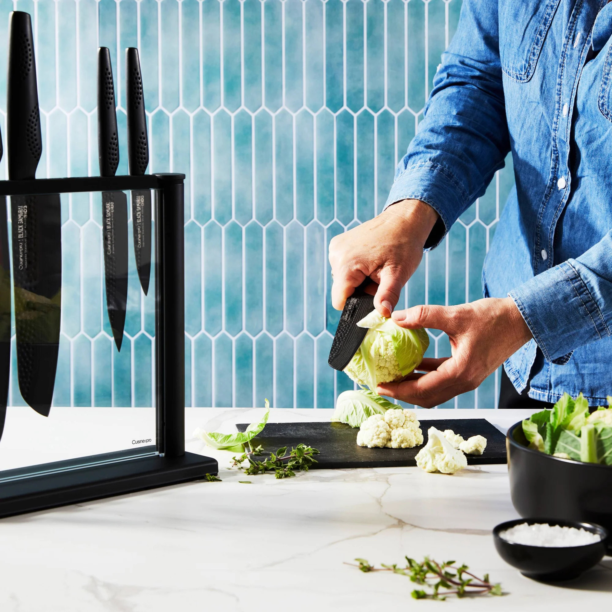 détail des couteaux noirs dans bloc en verre trempé