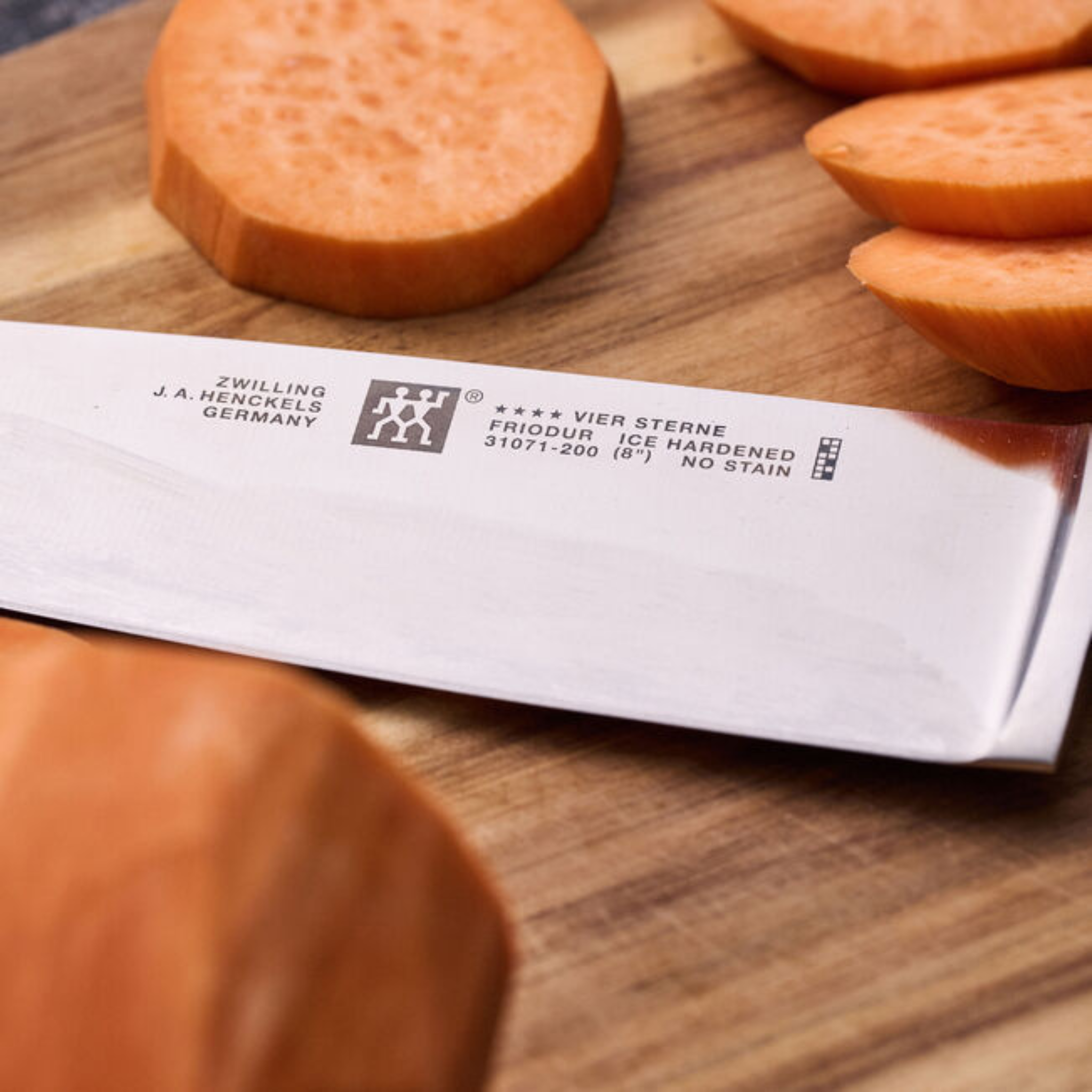 couteau cuisine professionnel sur planche bois
