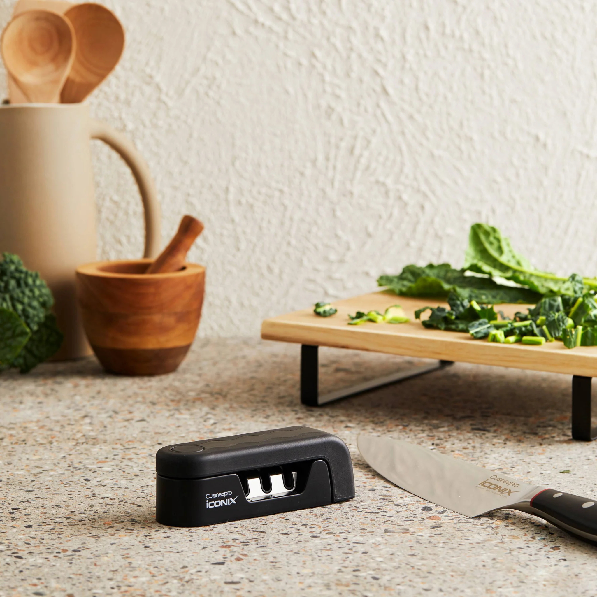 aiguiseur iconiX™ 3 étapes dans une cuisine moderne