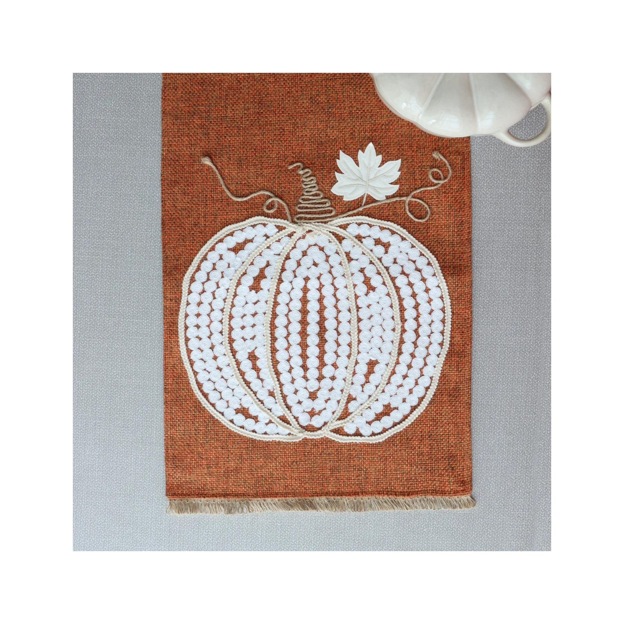 Chemin de table orange avec motif de citrouille