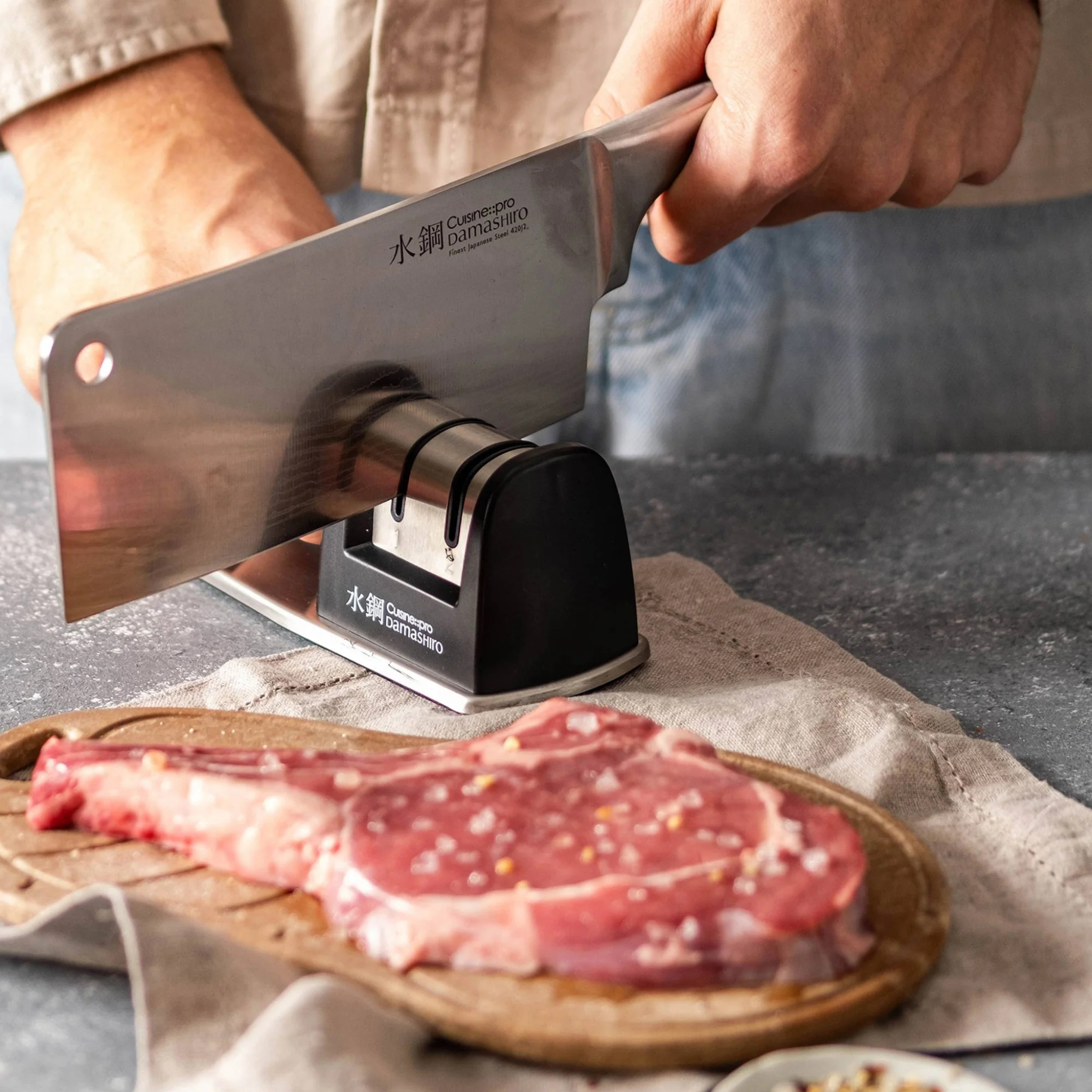 couteau couperet Damashiro utilisé pour couper viande et os