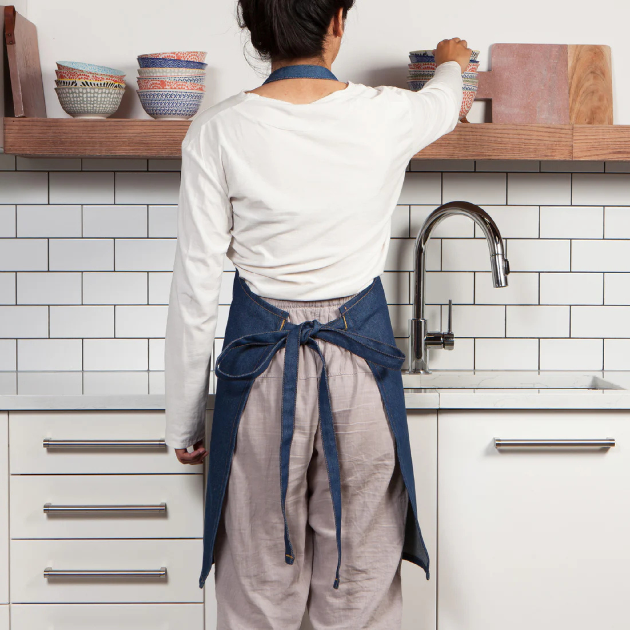 Tablier denim en situation de jardinage