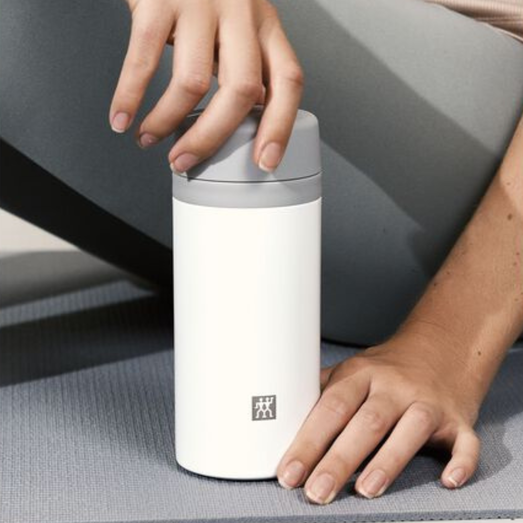 Bouteille isotherme avec infuseur à thé et fruits Thermo blanc-gris 420 ml – ZWILLING ZWILLING