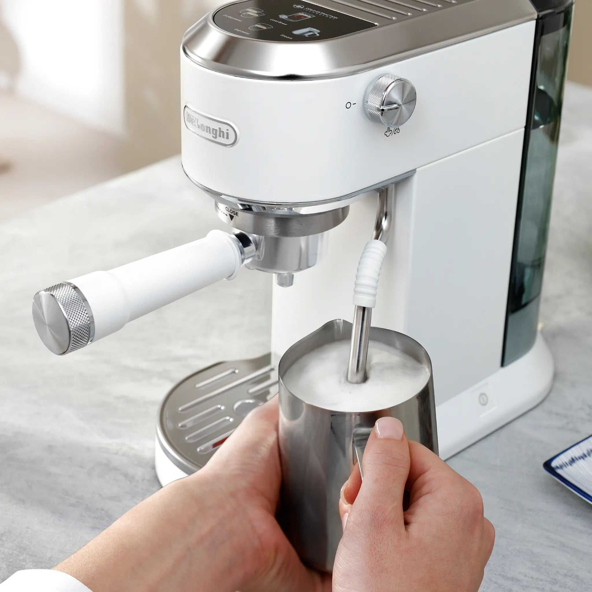 Machine à café espresso Dedica Duo avec Cold Brew blanche - De'Longhi De'Longhi