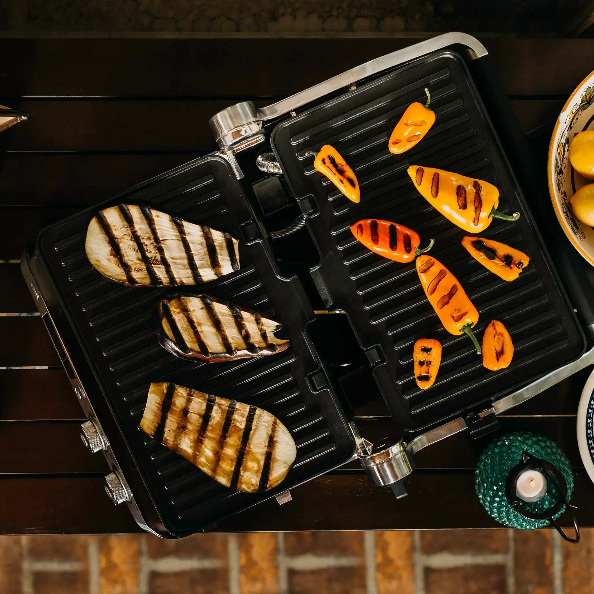 Gril polyvalent Livenza All-Day Grill De’Longhi avec plaques interchangeables et système FlexPress pour cuisson variée