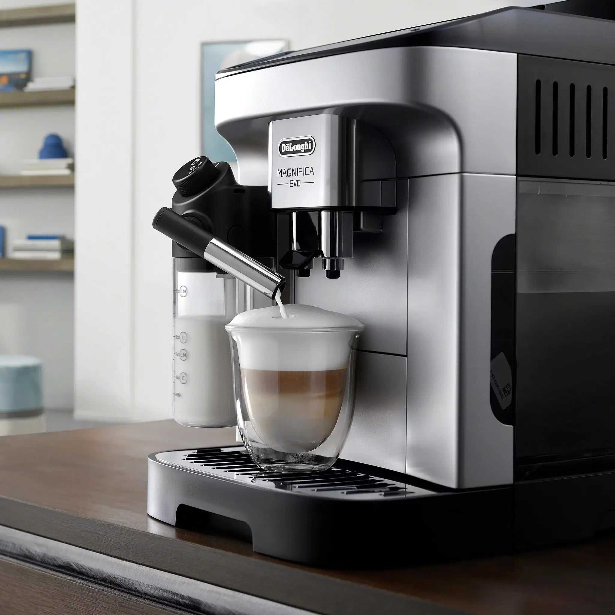 Machine à café automatique De'Longhi Magnifica Evo avec moulin intégré et fonction LatteCrema pour espresso et cappuccino.