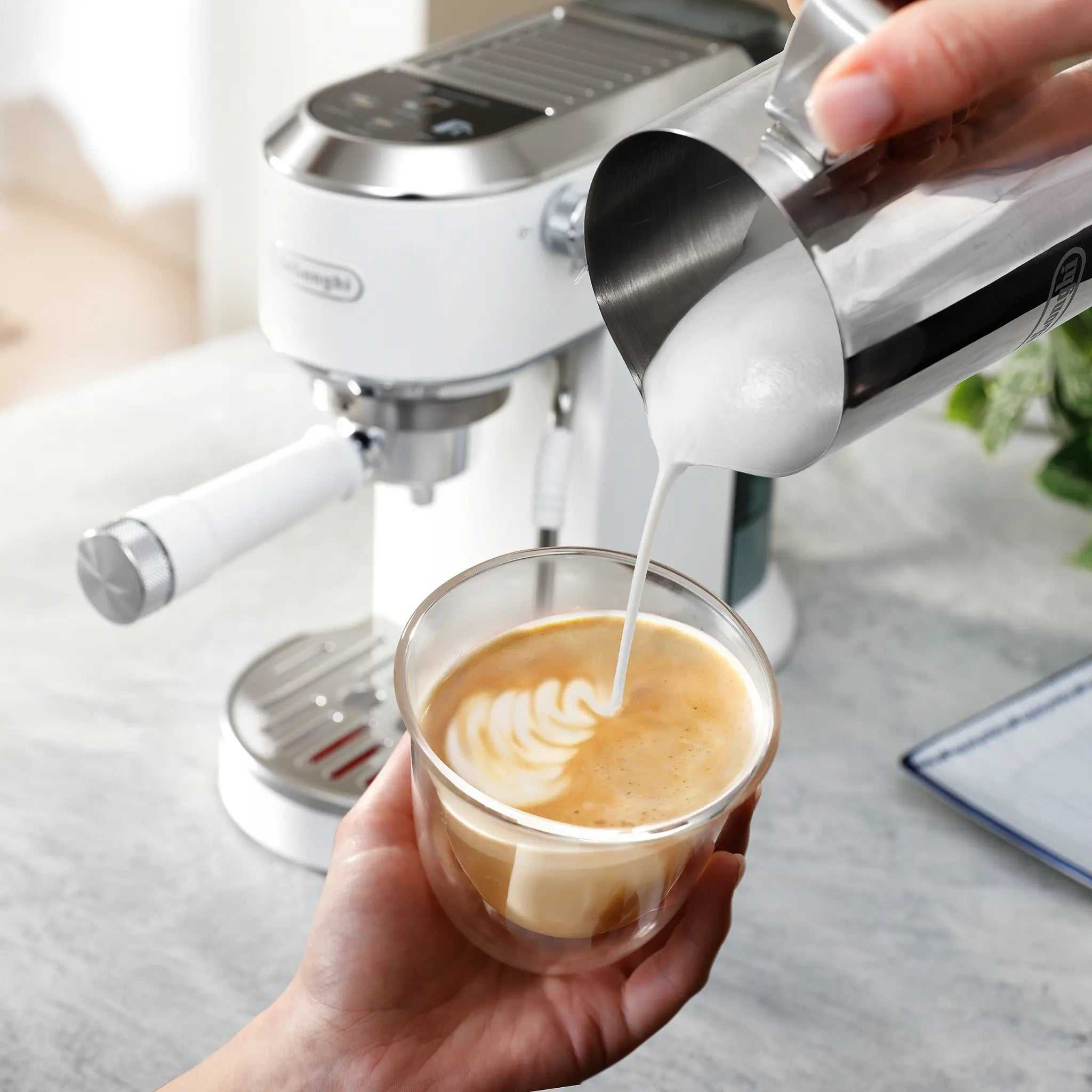 Machine à café espresso Dedica Duo avec Cold Brew blanche - De'Longhi De'Longhi